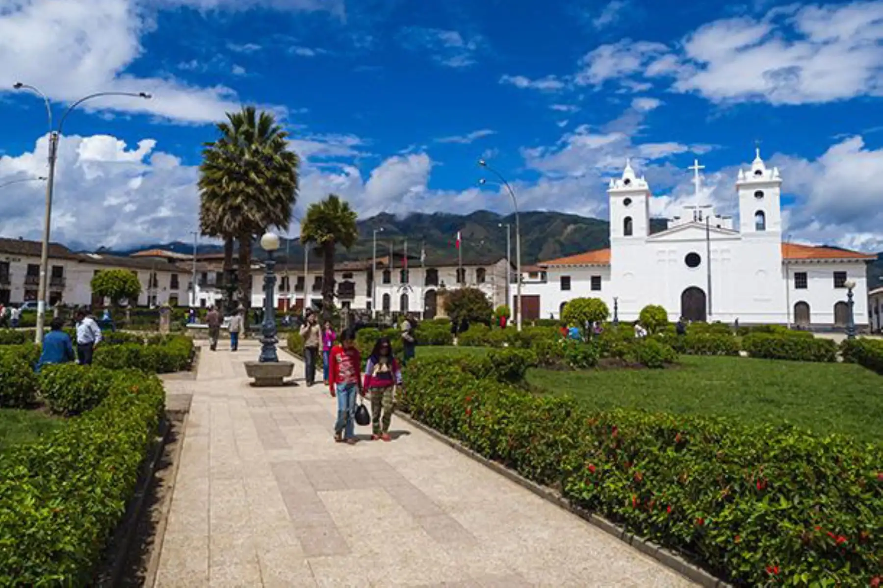 Chachapoyas, capital del departamento de Amazonas, celebra hoy su 140° aniversario de fundación española. Ocasión para animase a visitar o retornar a esta hermosa ciudad del nororiente peruano, así como sus alrededores, y conocer sus variados atractivos turísticos.