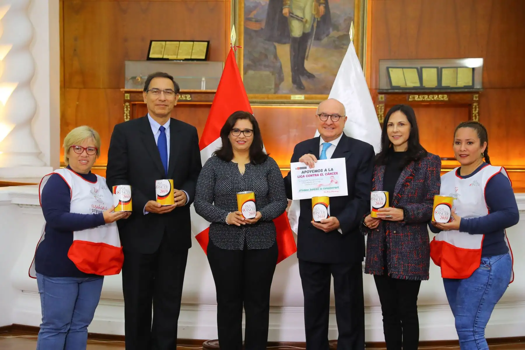 Jefe del Estado, Martín Vizcarra, y primera dama entregan el primer donativo a la colecta pública de la Liga contra el Cáncer. Foto: ANDINA/Prensa Presidencia.