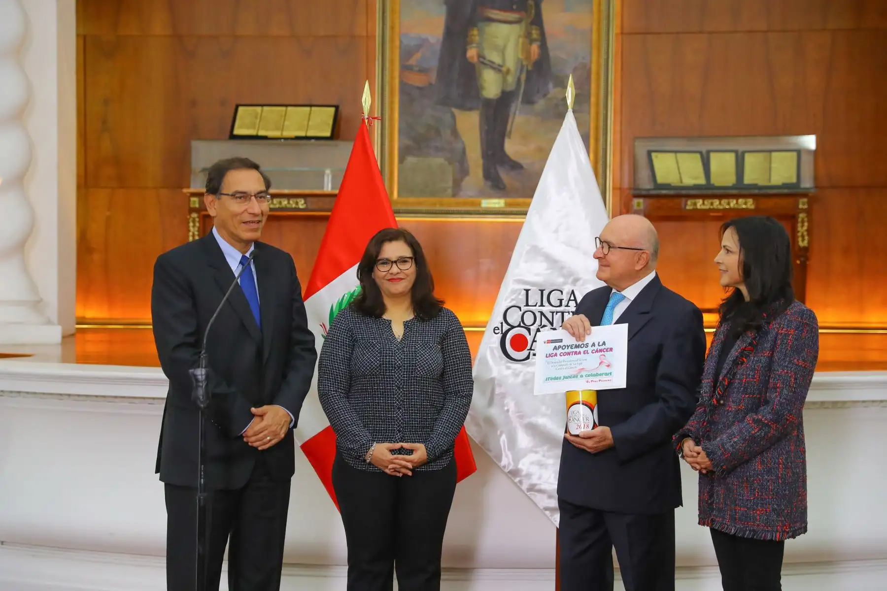 Jefe del Estado, Martín Vizcarra, y primera dama entregan el primer donativo a la colecta pública de la Liga contra el Cáncer. Foto: ANDINA/Prensa Presidencia.