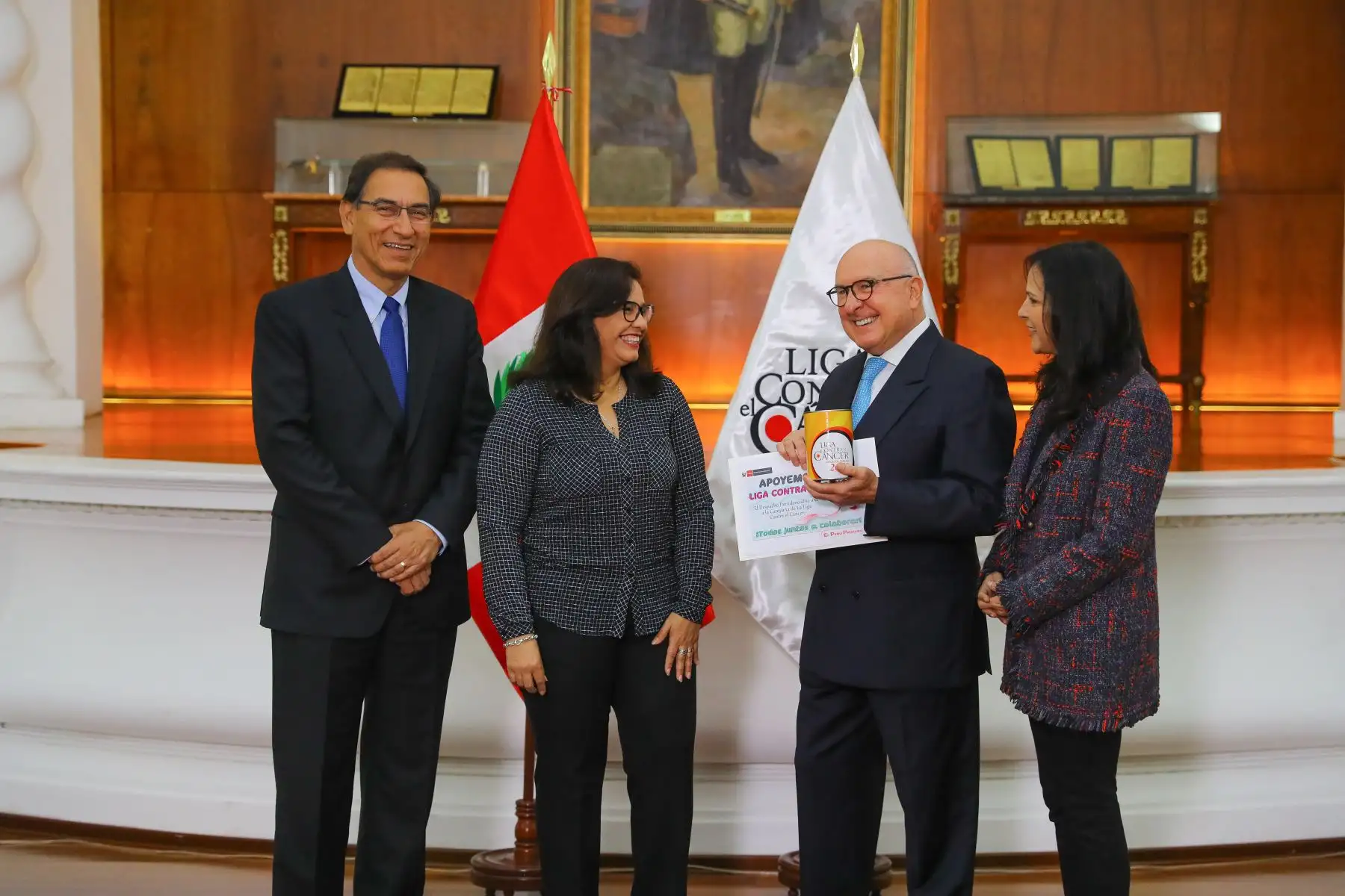 Jefe del Estado, Martín Vizcarra, y primera dama entregan el primer donativo a la colecta pública de la Liga contra el Cáncer. Foto: ANDINA/Prensa Presidencia.