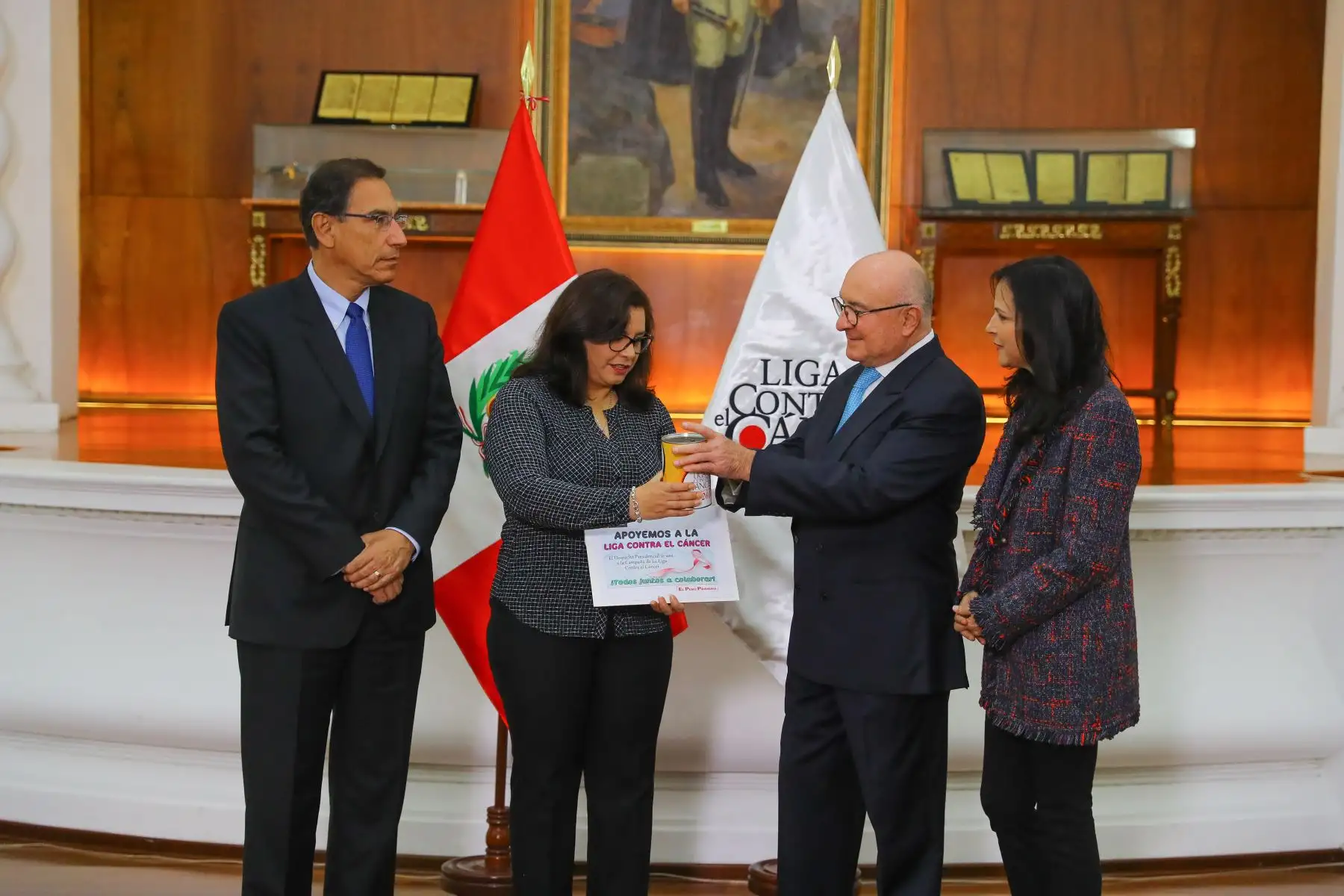 Jefe del Estado, Martín Vizcarra, y primera dama entregan el primer donativo a la colecta pública de la Liga contra el Cáncer. Foto: ANDINA/Prensa Presidencia.