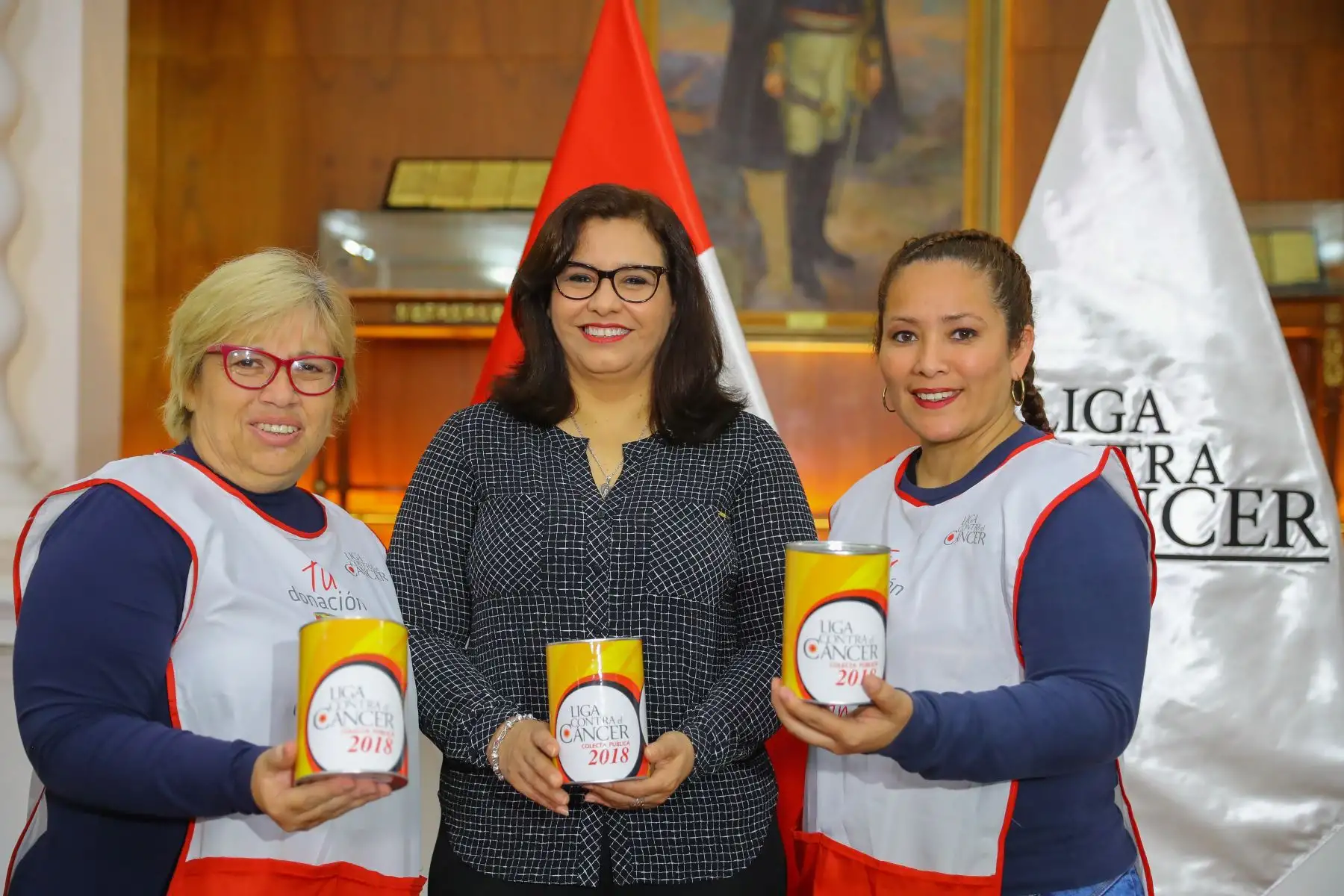Primera dama, Maribel Díaz, entrega el primer donativo a la colecta pública de la Liga contra el Cáncer. Foto: ANDINA/Prensa Presidencia.
