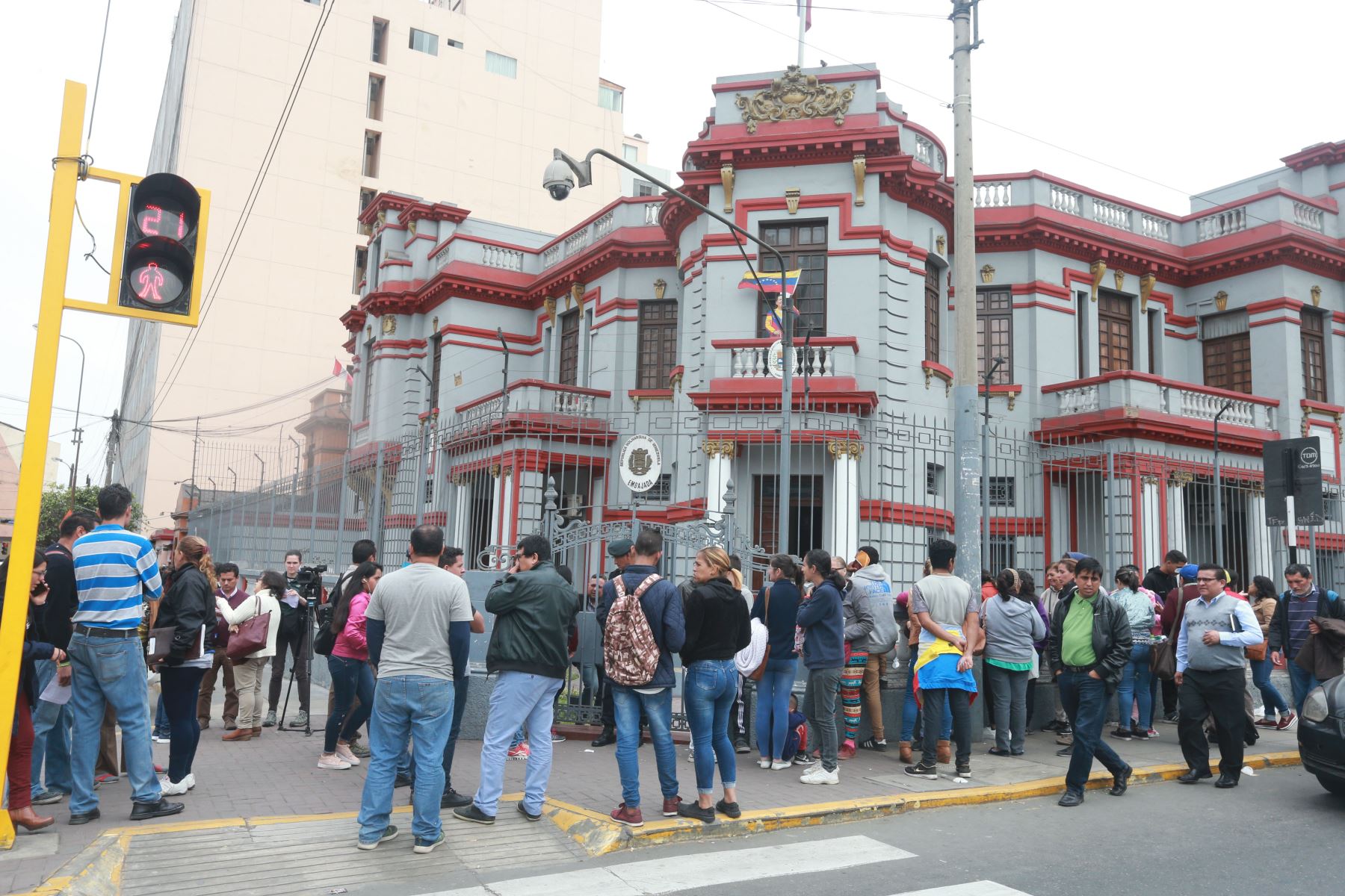 Venezolanos piden retorno a su país en sede de su embajada. Foto: ANDINA/Vidal Tarqui.