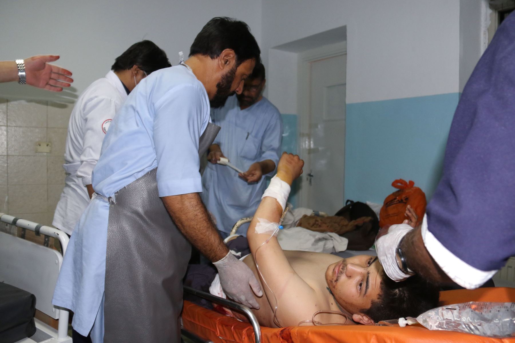 Uno de los heridos en los atentados de Kabul Foto: AFP