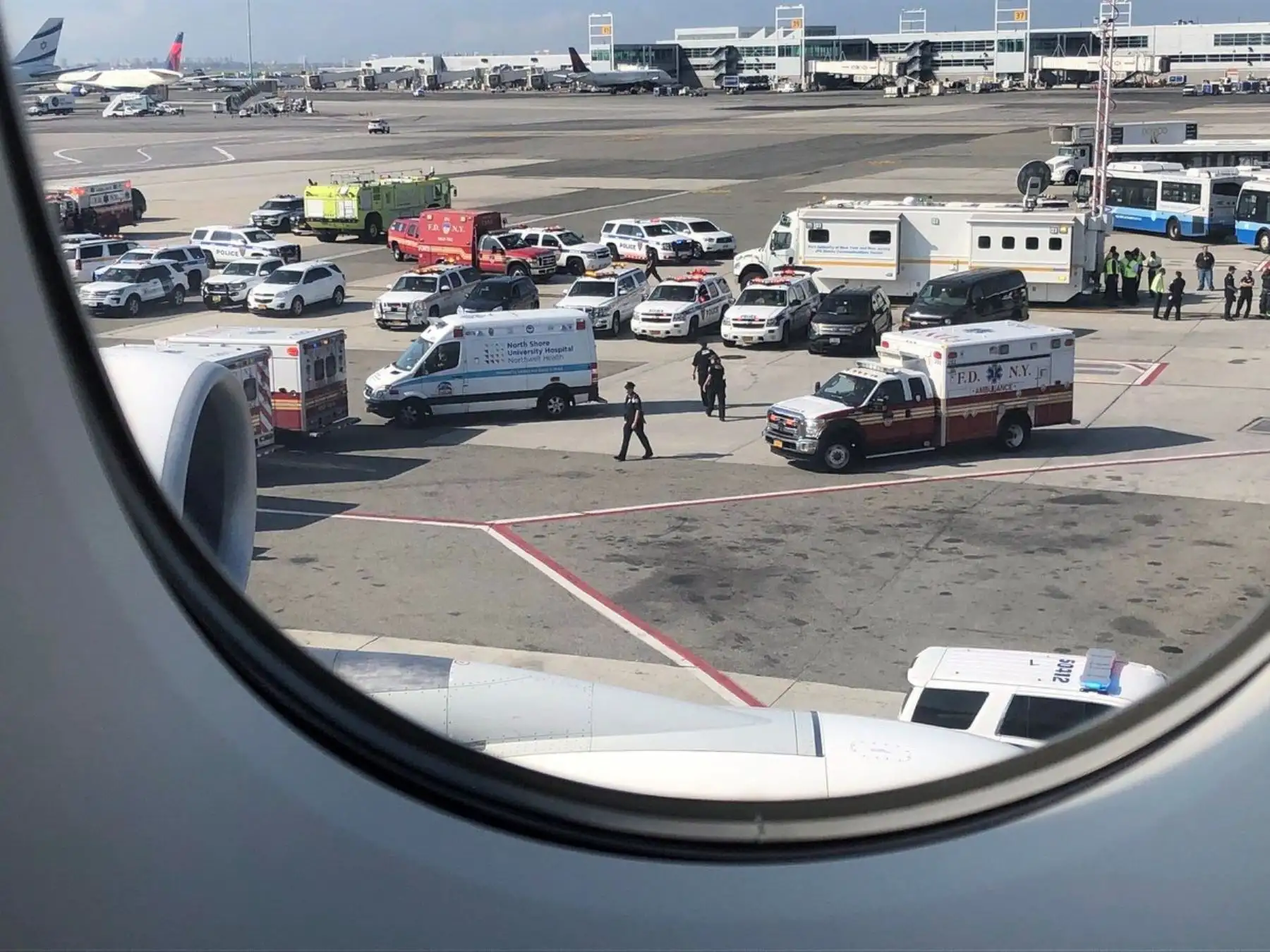 Imagen publicada con permiso vÌa Twitter, del usuario Larry Coben de una pasejera mientras le toman la temperatura al salir del vuelo Emirates 203 de Dubai, en el aeropuerto John F. Kennedy, en Queens, Nueva York, EEUU, el 5 de septiembre del 2018. Un avión procedente de Dubai fue puesto hoy en cuarentena con varios centenares de personas abordo en el aeropuerto JFK de Nueva York, después de que al menos una decena de pasajeros se sintiesen enfermos, según informó la compañía Ìa Emirates. EFE