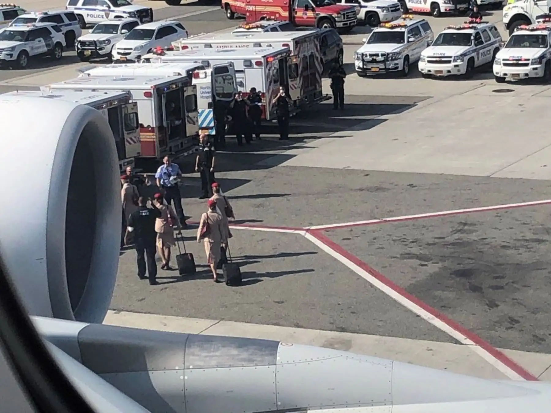 Imagen publicada con permiso vÌa Twitter, del usuario Larry Coben de una pasejera mientras le toman la temperatura al salir del vuelo Emirates 203 de Dubai, en el aeropuerto John F. Kennedy, en Queens, Nueva York, EEUU, el 5 de septiembre del 2018. Un avión procedente de Dubai fue puesto hoy en cuarentena con varios centenares de personas abordo en el aeropuerto JFK de Nueva York, después de que al menos una decena de pasajeros se sintiesen enfermos, según informó la compañía Ìa Emirates. EFE
