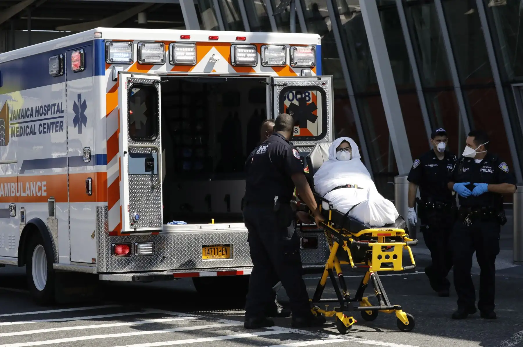 Un pasajero del vuelo 203 de Emirates desde Dubai que aterrizó en el Aeropuerto Internacional JFK esta mañana es transportado en camilla por paramédicos a una ambulancia en la terminal cuatro en el Aeropuerto Internacional JFK en Queens, Nueva York, EE. UU., hoy 5 de septiembre de 2018. Seg˙n los informes, el Airbus A380 del operador Emiratos Arabes Unidos Emirates fue puesto en cuarentena en el aeropuerto JFK de Nueva York el 5 de septiembre de 2018, despuÉs de que unos 100 pasajeros a bordo informaron que