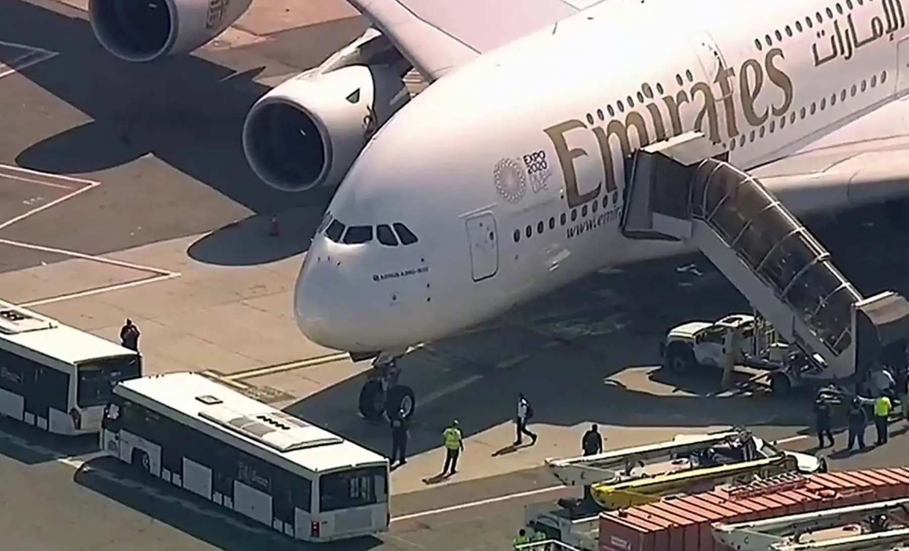 El Airbus A380 del operador Emiratos Arabes Unidos Emirates fue puesto en cuarentena en el aeropuerto JFK de Nueva York, después de que unos 100 pasajeros a bordo informaron que se sentÍan enfermos. Foto: INTERNET/Medios
