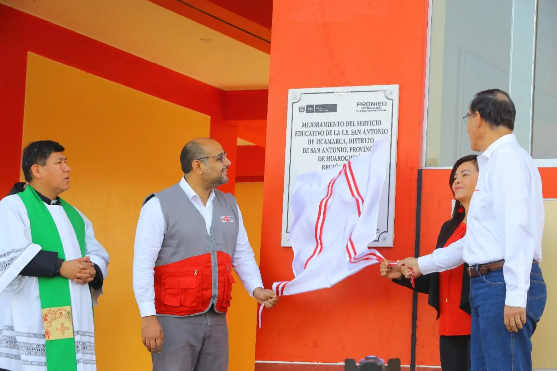 El Presidente de la República, Martín Vizcarra, y el ministro Daniel Alfaro inauguran  el moderno local de la IE San Antonio de Jicamarca, provincia de HuarochirÍ. Foto: ANDINA/Prensa Presidencia