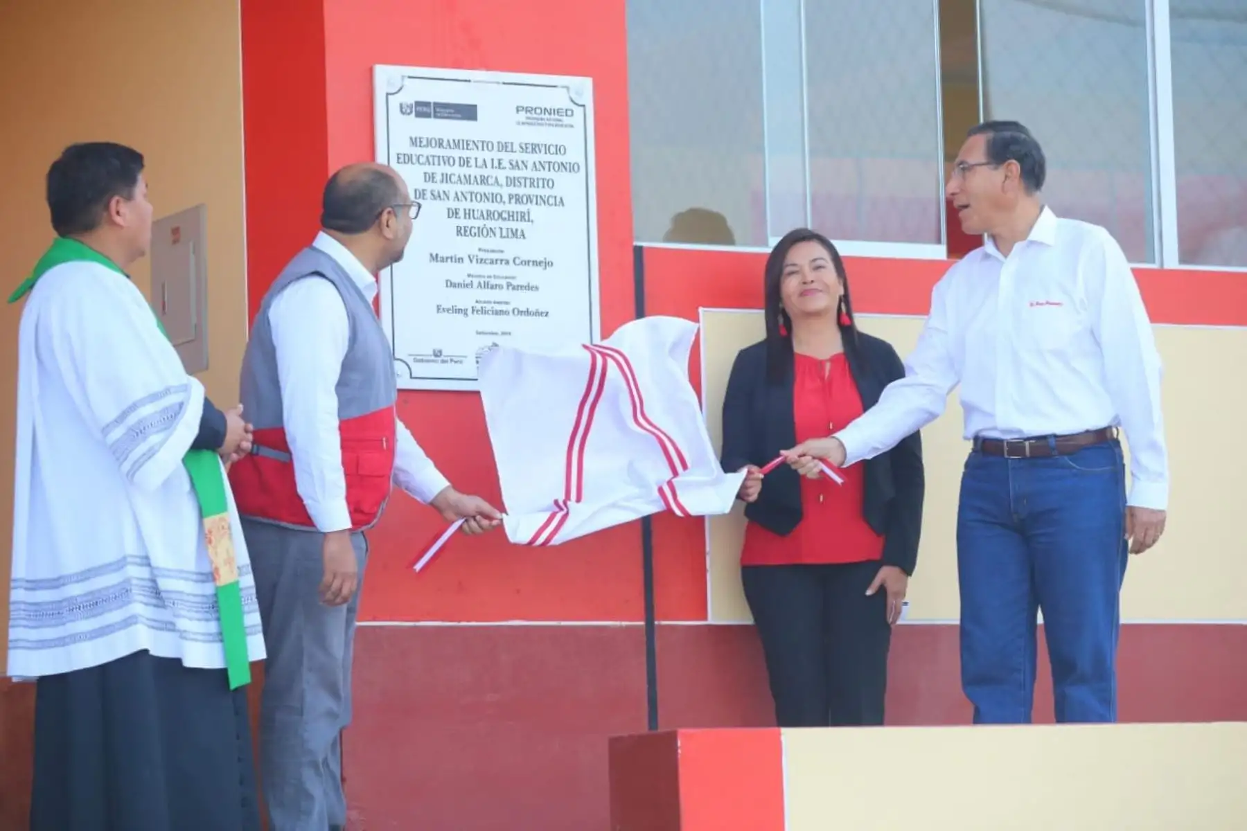 El Presidente de la República, Martín Vizcarra, y el ministro Daniel Alfaro inauguran  el moderno local de la IE San Antonio de Jicamarca, provincia de HuarochirÍ. Foto: ANDINA/Prensa Presidencia