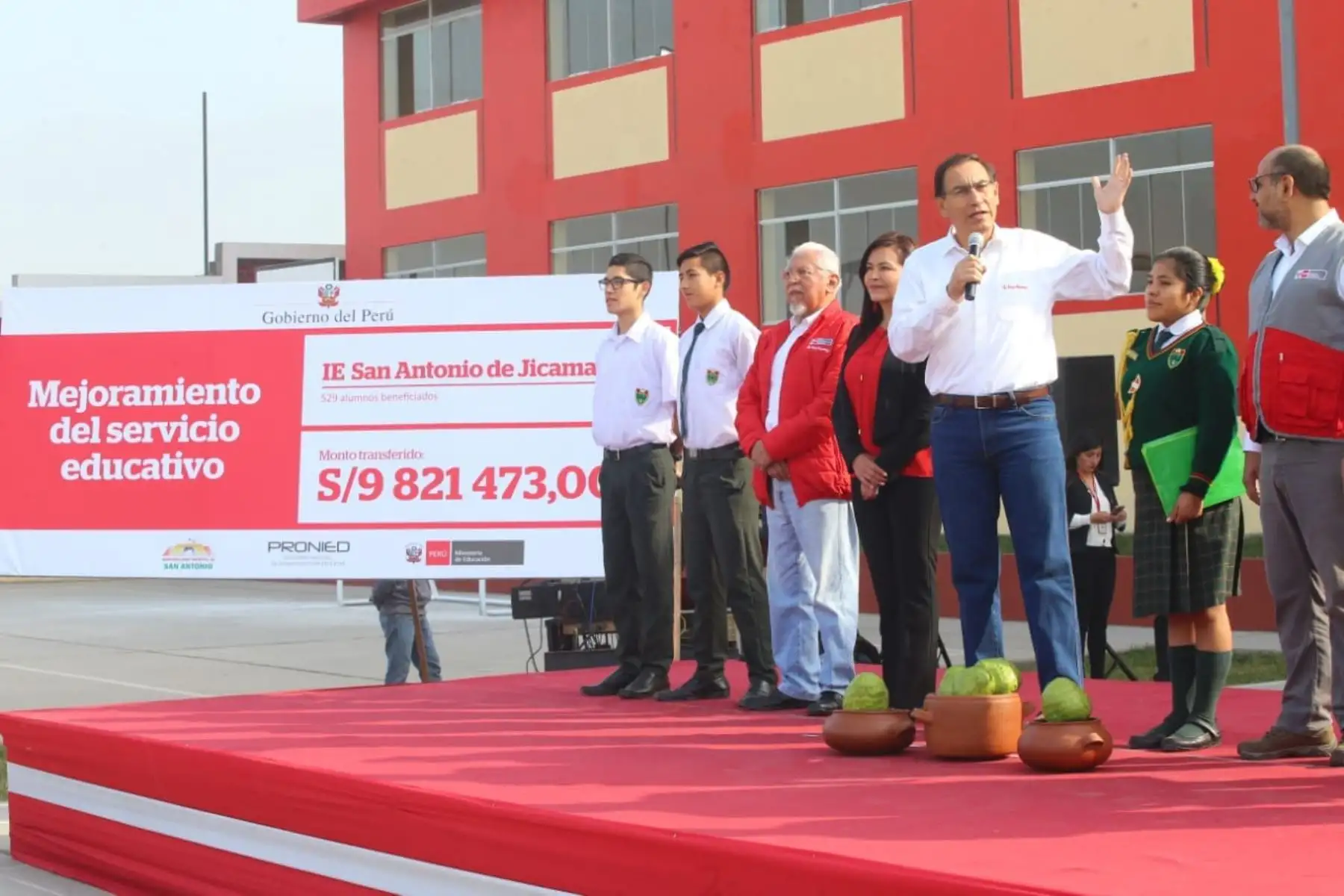El Presidente de la República, Martín Vizcarra, y el ministro Daniel Alfaro inauguran  el moderno local de la IE San Antonio de Jicamarca, provincia de HuarochirÍ. Foto: ANDINA/Prensa Presidencia