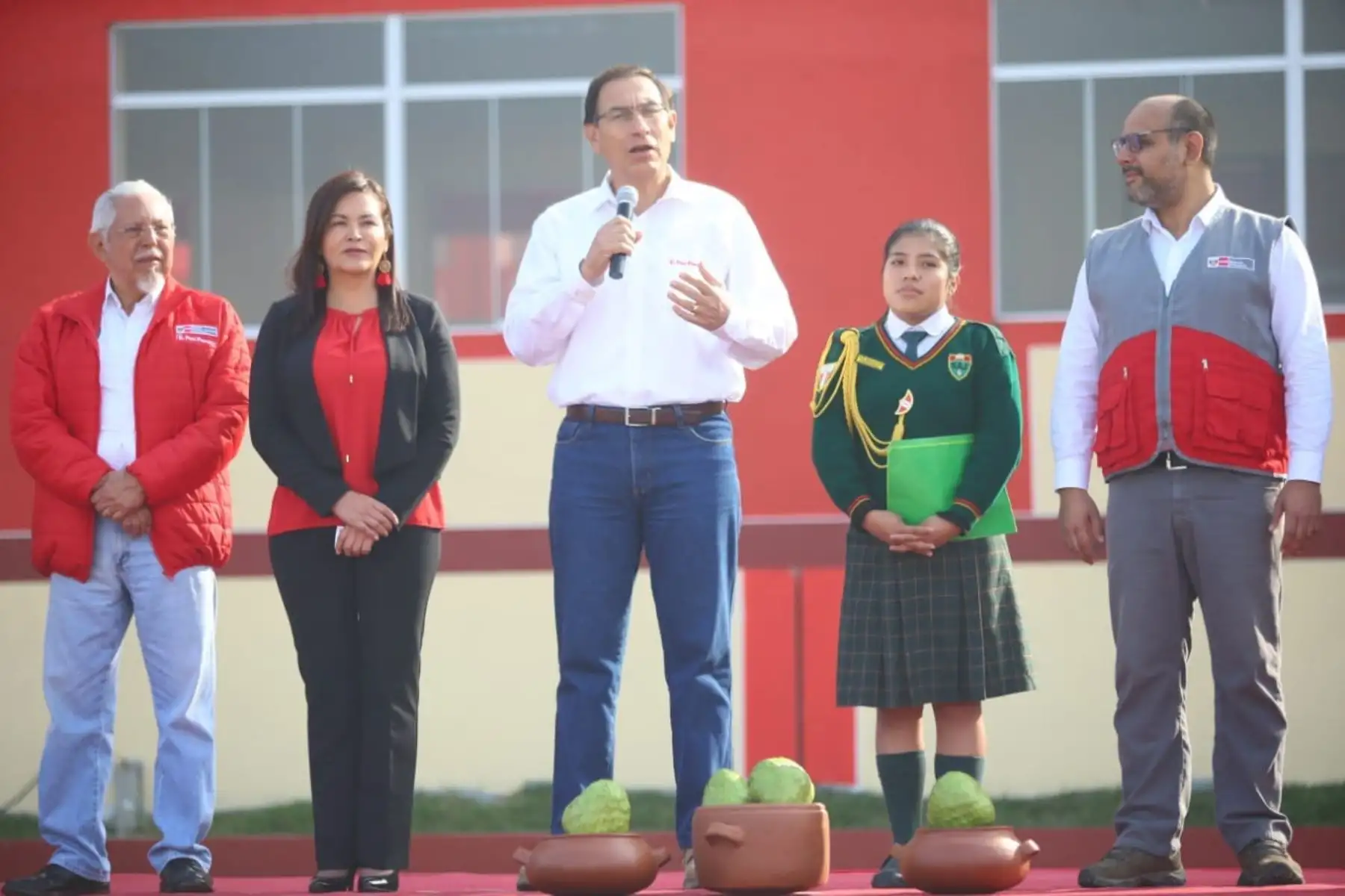 El Presidente de la República, Martín Vizcarra, y el ministro Daniel Alfaro inauguran  el moderno local de la IE San Antonio de Jicamarca, provincia de HuarochirÍ. Foto: ANDINA/Prensa Presidencia