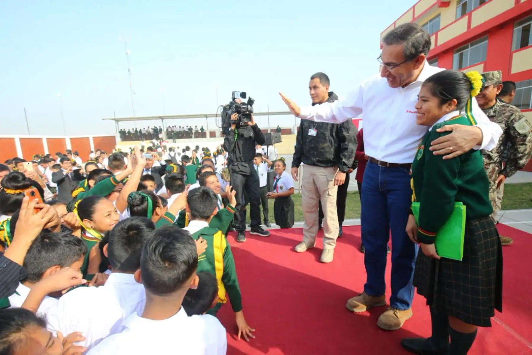 El Presidente de la República, Martín Vizcarra, y el ministro Daniel Alfaro inauguran  el moderno local de la IE San Antonio de Jicamarca, provincia de HuarochirÍ. Foto: ANDINA/Prensa Presidencia