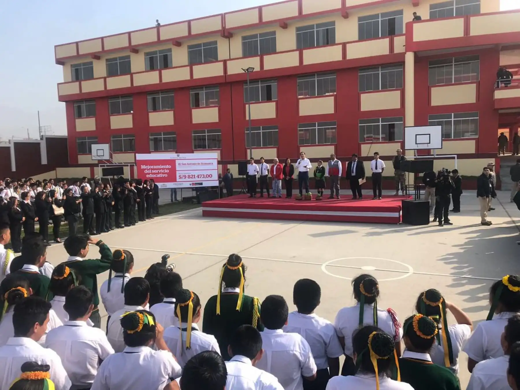 El Presidente de la República, Martín Vizcarra, y el ministro Daniel Alfaro inauguran  el moderno local de la IE San Antonio de Jicamarca, provincia de HuarochirÍ. Foto: ANDINA/Prensa Presidencia