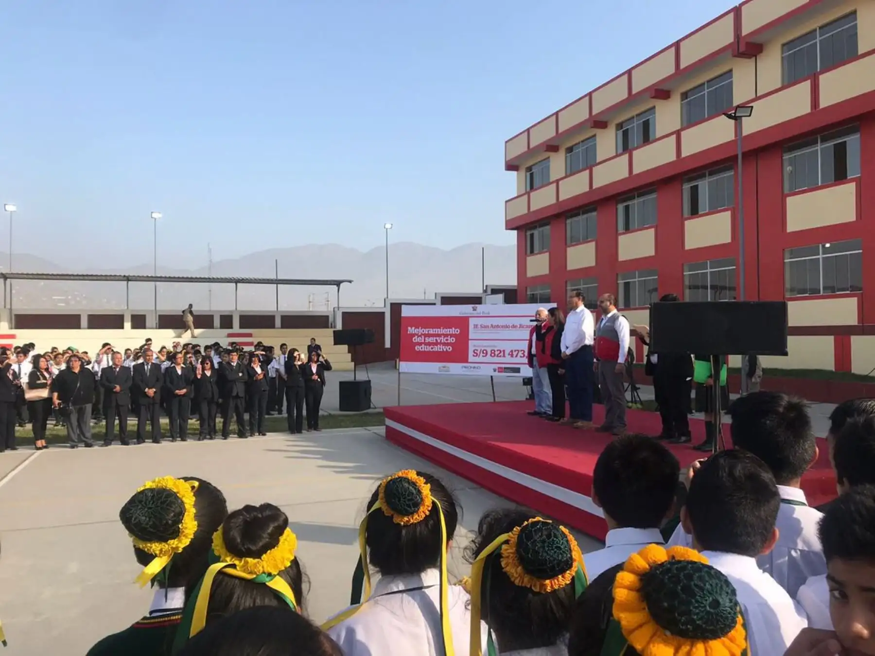 El Presidente de la República, Martín Vizcarra, y el ministro Daniel Alfaro inauguran  el moderno local de la IE San Antonio de Jicamarca, provincia de HuarochirÍ. Foto: ANDINA/Prensa Presidencia