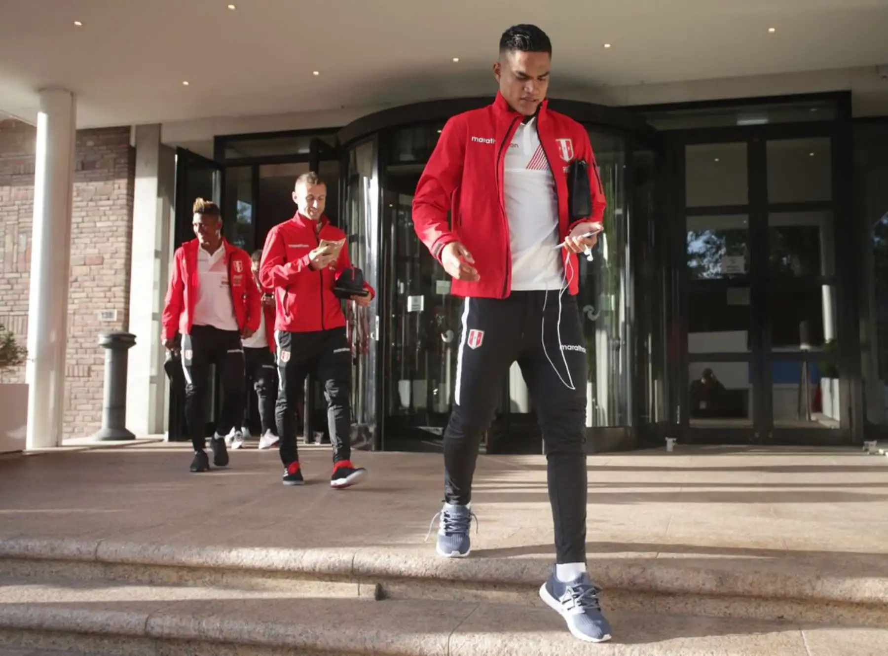 La selección peruana llega al estadio Johan Cruyff Arena, para disputar el encuentro de fútbol con su similar de Holanda. Foto: ANDINA/FPF