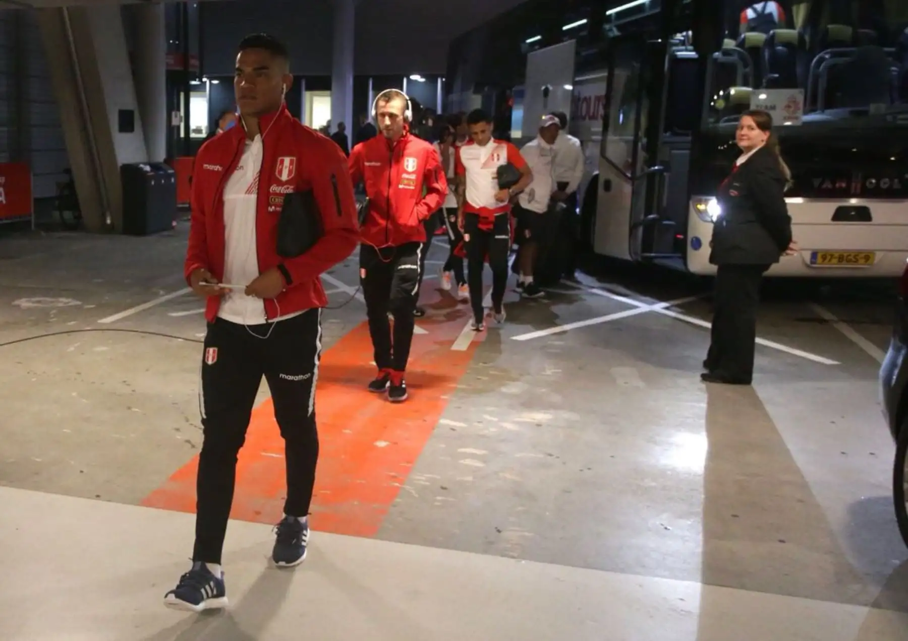 La selección peruana llega al estadio Johan Cruyff Arena, para disputar el encuentro de fútbol con su similar de Holanda. Foto: ANDINA/FPF
