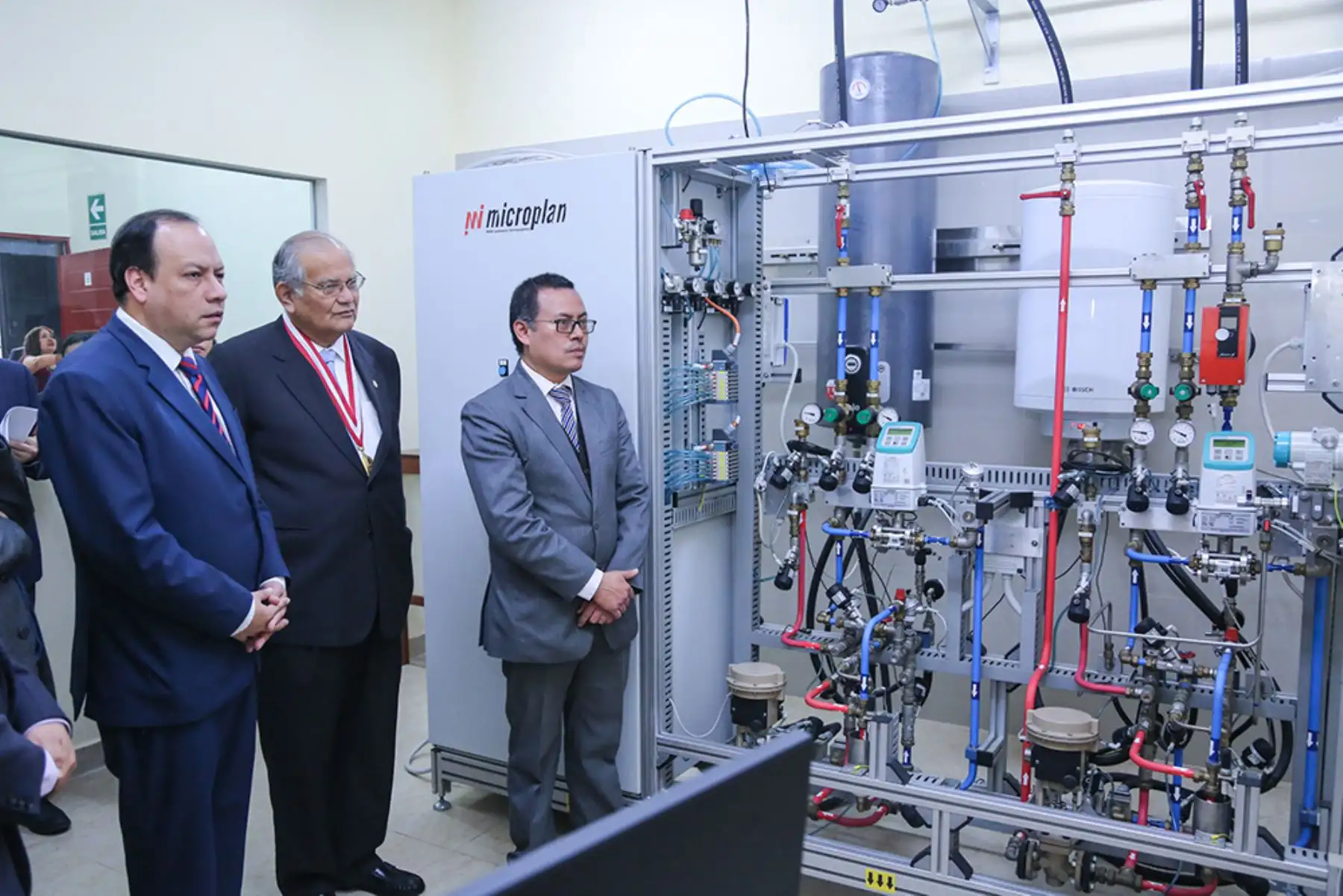 Viceministro de Energía, Raúl Carpio García inaugura el laboratorio de Eficiencia Energética. Foto: Cortesía.