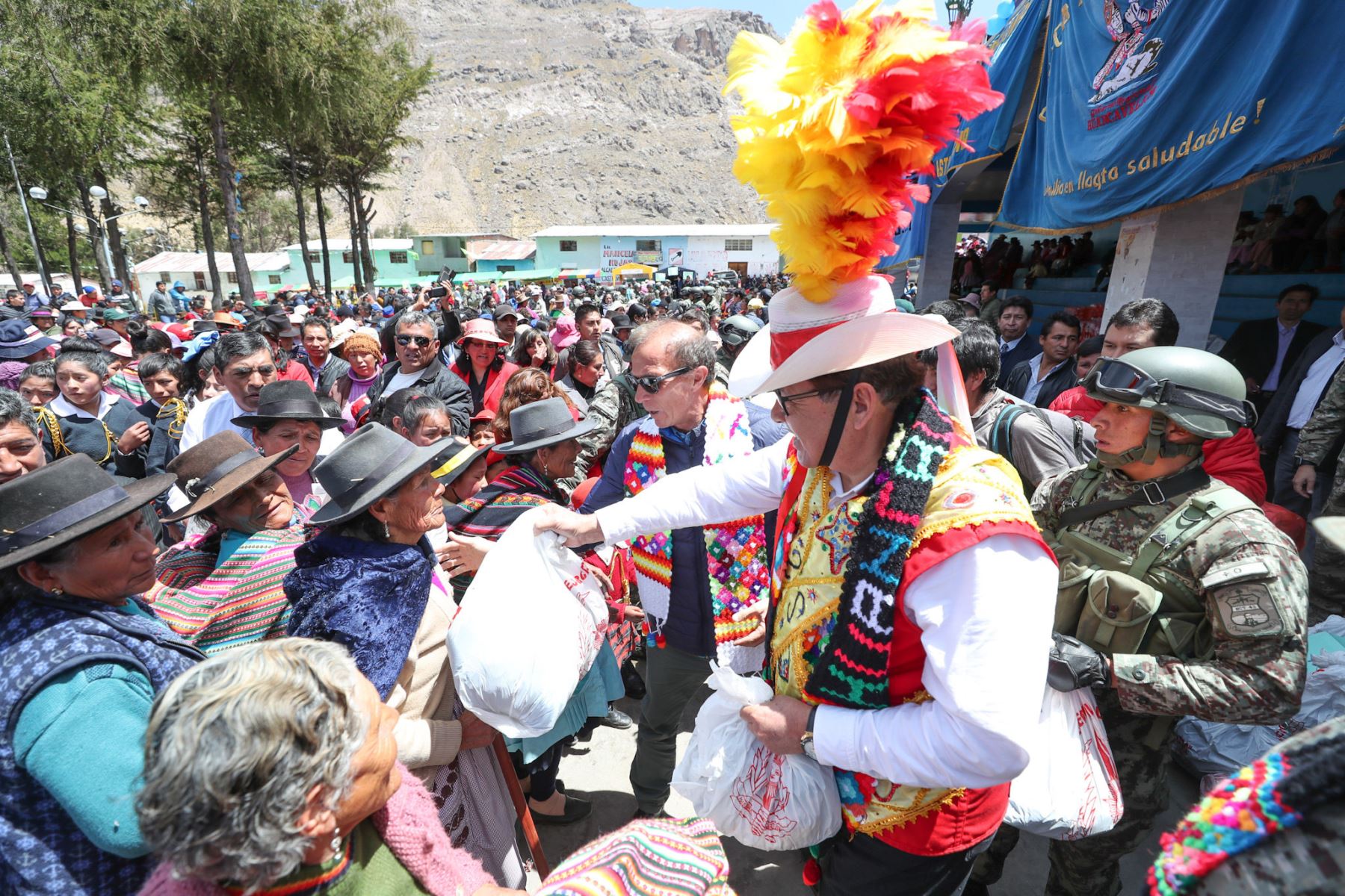 El ministro de Defensa, José Huerta, llevó ayuda humanitaria a la provincia de Castrovirreyna, región Huancavelica.