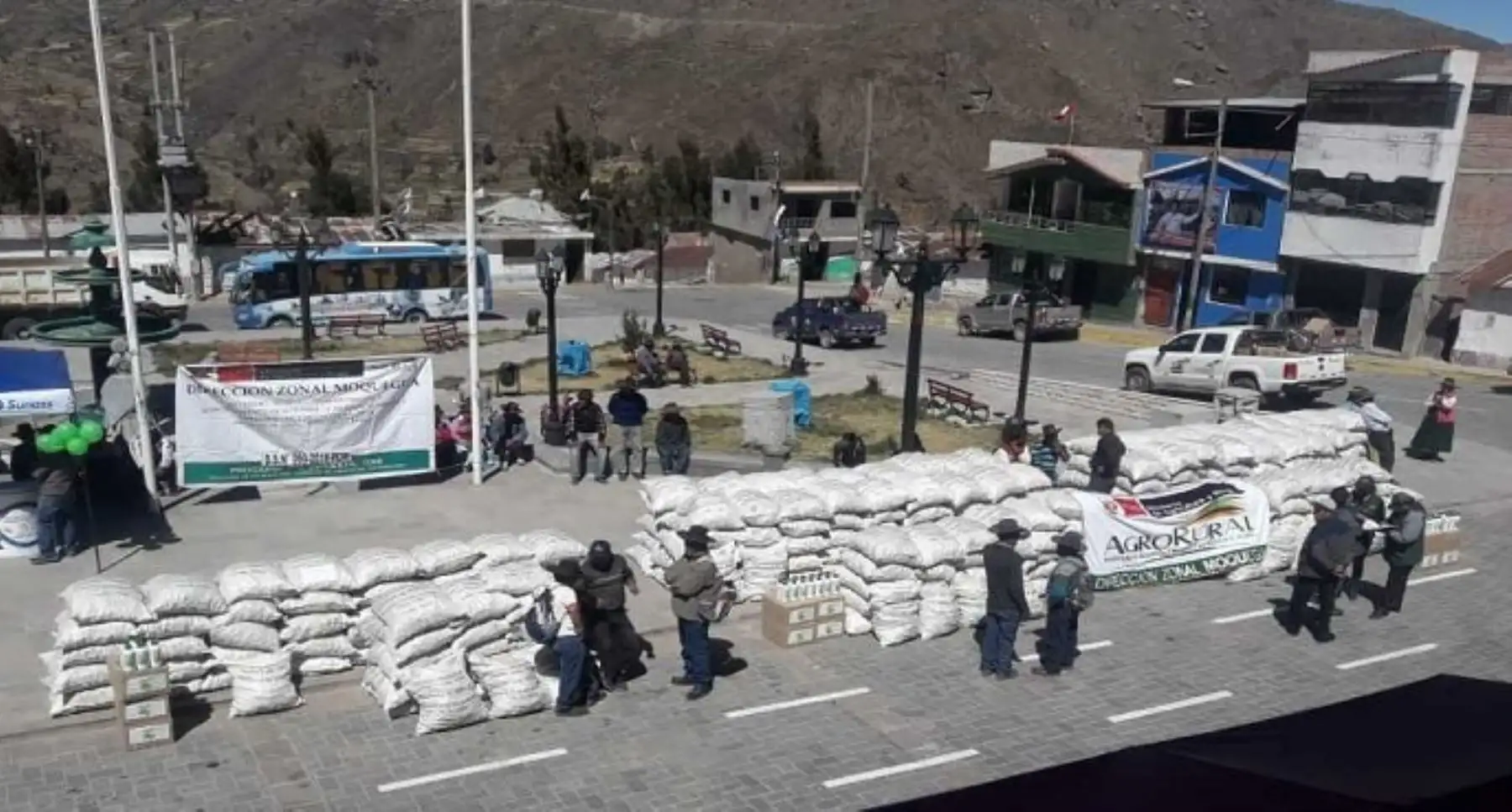 Pequeños productores de las zonas altas de Moquegua recibieron del Ministerio de Agricultura y Riego, a través de Agro Rural, un total de 30, 904 kilos de semillas de papa de la variedad imilla negra y blanca, a fin de recuperar los cultivos que perdieron por los efectos de las bajas temperaturas registradas en la campaña de siembra 2017 – 2018.