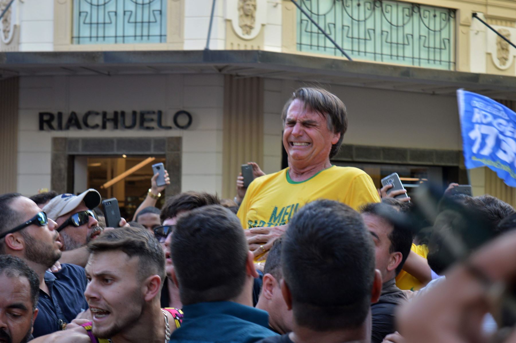 El candidato presidencial Jair Bolsonaro hace gestos después de ser apuñalado en el estómago  Foto: AFP