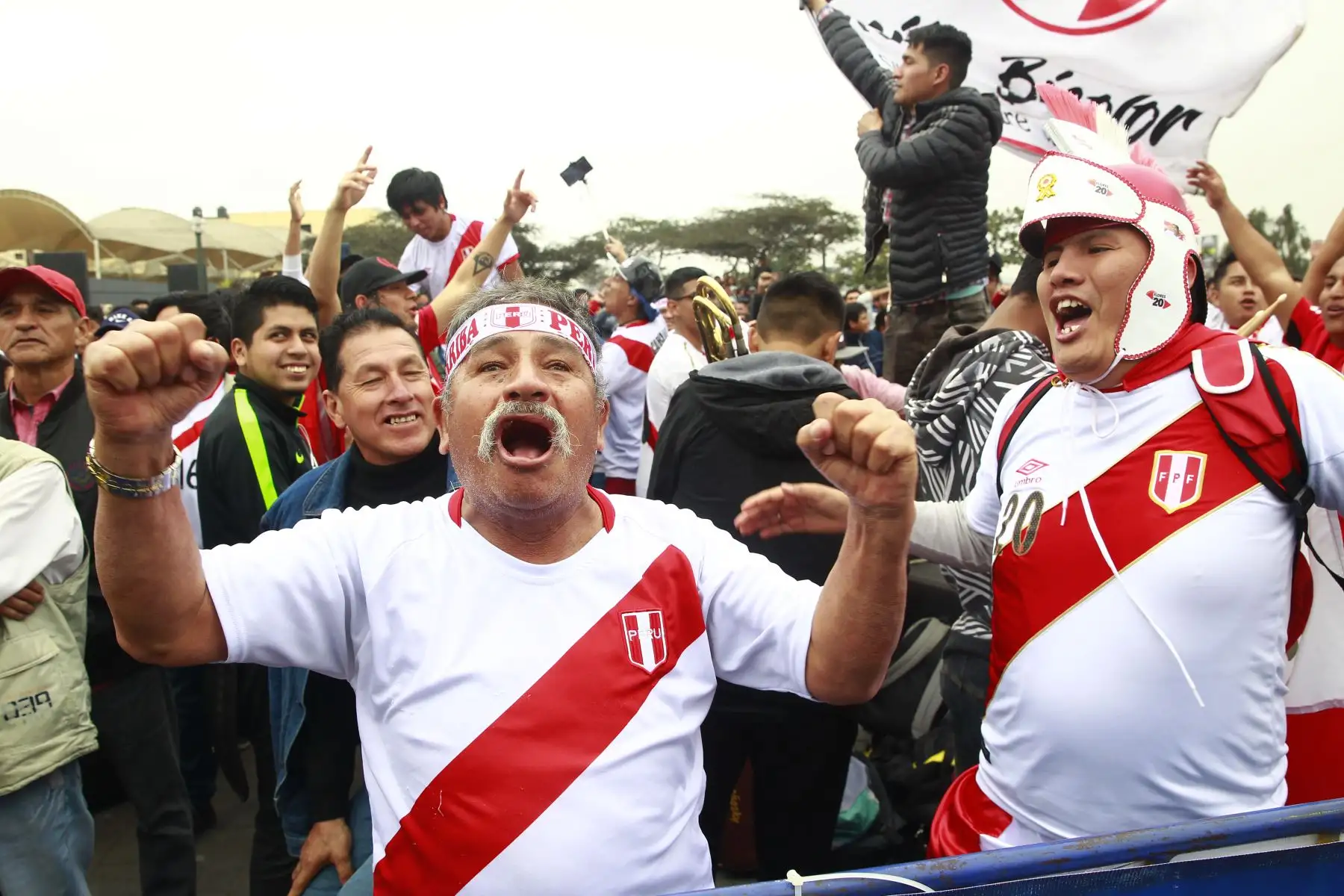 Hinchas peruanos observan pantalla gigante el partido de la selección. Foto: ANDINA/archivo.