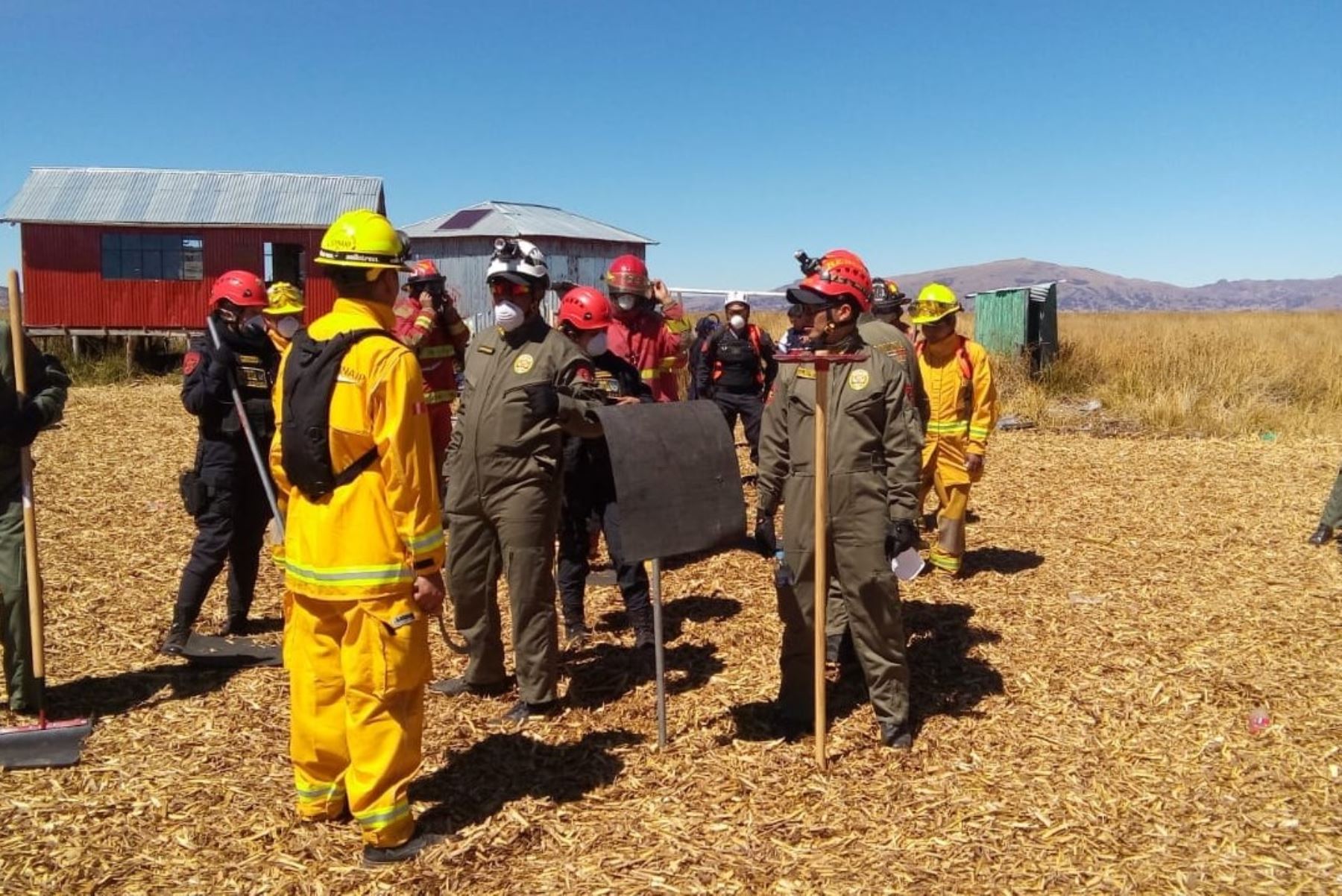 Guardaparques bomberos forestales de la Reserva Nacional del Titicaca participaron en simulacro multipeligro.