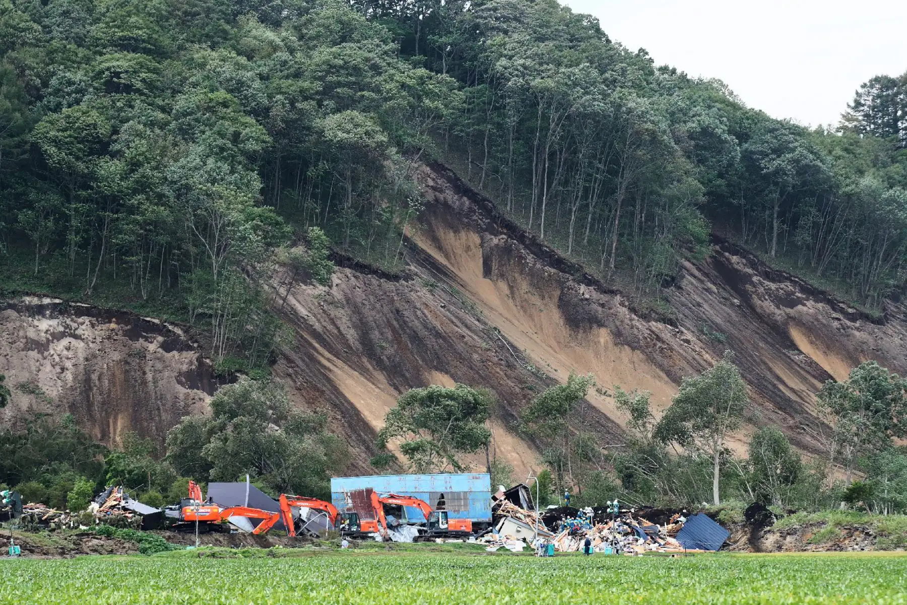 El trabajo de rescate continúa en la escena de un deslizamiento de tierra en la ciudad de Atsuma, prefectura de Hokkaido, el 7 de septiembre de 2018, luego de un terremoto que sacudió la isla japonesa de Hokkaido el 6 de septiembre.
Un poderoso terremoto de 6,6 grados sacudió la isla norteña japonesa de Hokkaido el 6 de septiembre, desencadenando derrumbes y derrumbes de edificios mientras el número de muertos ascendía a 16. / AFP