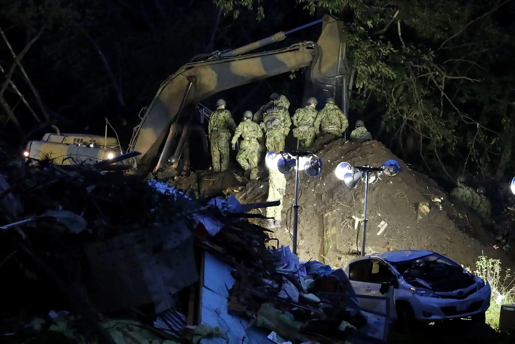 Los trabajadores de rescate buscan personas desaparecidas en la ciudad de Atsuma, prefectura de Hokkaido, el 7 de septiembre de 2018, un día después de que una ladera se derrumbó con la fuerza del terremoto de magnitud 6,6.
Los trabajadores de rescate japoneses con excavadoras y perros rastreadores buscaron en el barro a los supervivientes de un deslizamiento de tierra que enterró casas después del poderoso terremoto, ya que el número de muertos aumentó a 18. / AFP