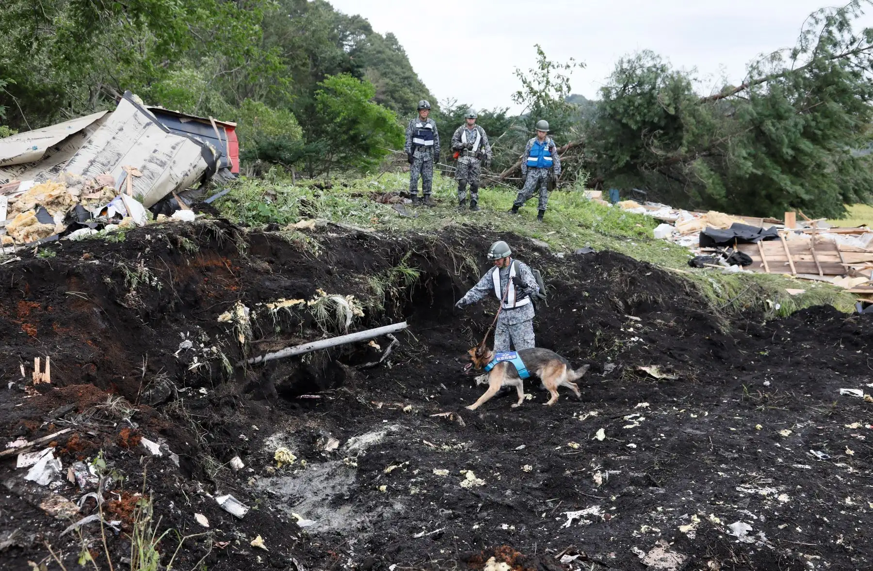 Personal de la Fuerza de Autodefensa en Tierra de Japón ayuda en la búsqueda de personas perdidas en una vivienda colapsada hoy, viernes 7 de septiembre de 2018, luego de un deslizamiento de tierra producto de un terremoto en Atsuma, Hokkaido (Japón). El primer ministro de Japón Shinzo Abe dijo hoy que 16 personas murieron y otras 26 contin˙an desaparecidas luego de un terremoto de 6,7 grados que se registró en las primeras horas de la mañana del 6 de septiembre en en isla de Hokkaido. EFE