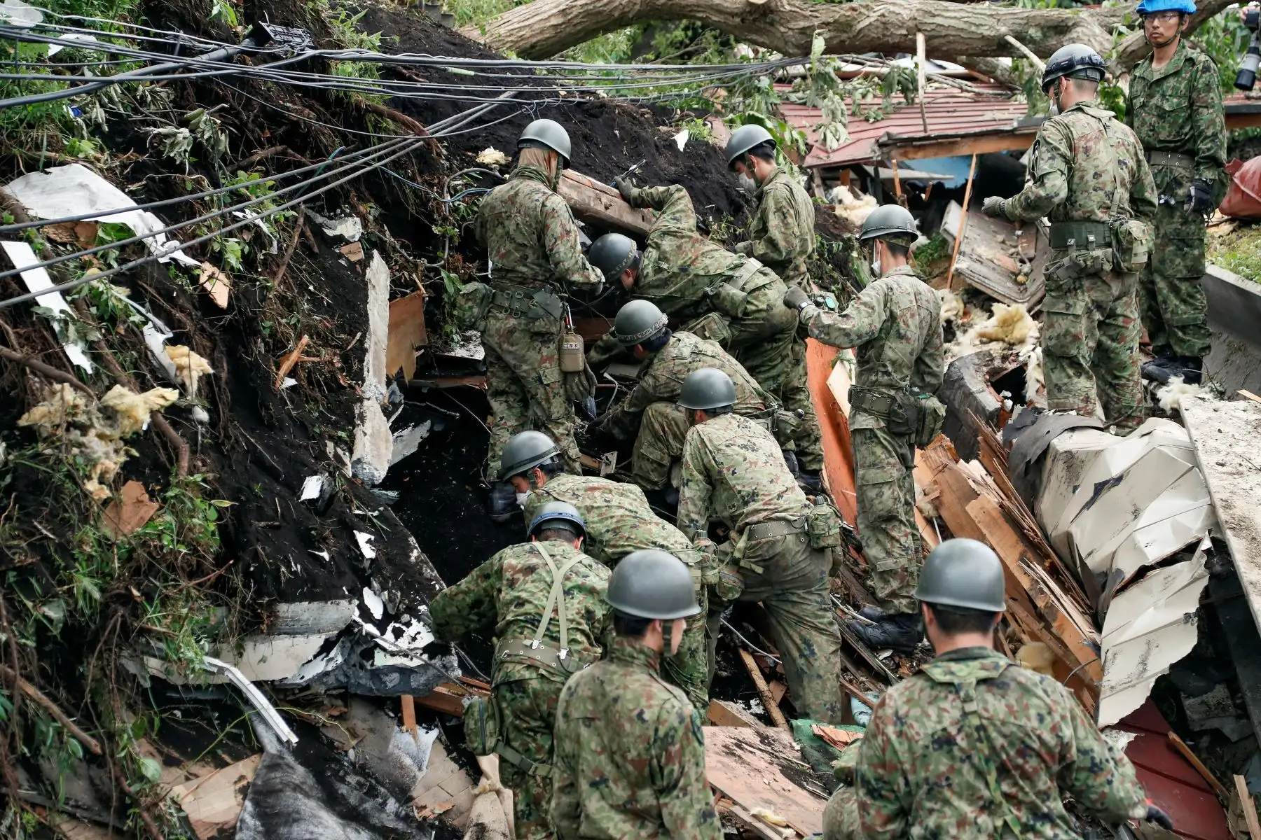 Personal de la Fuerza de Autodefensa en Tierra de Japón ayuda en la búsqueda de personas perdidas en una vivienda colapsada hoy, viernes 7 de septiembre de 2018, luego de un deslizamiento de tierra producto de un terremoto en Atsuma, Hokkaido (Japón). El primer ministro de Japón Shinzo Abe dijo hoy que 16 personas murieron y otras 26 contin˙an desaparecidas luego de un terremoto de 6,7 grados que se registró en las primeras horas de la mañana del 6 de septiembre en en isla de Hokkaido. EFE