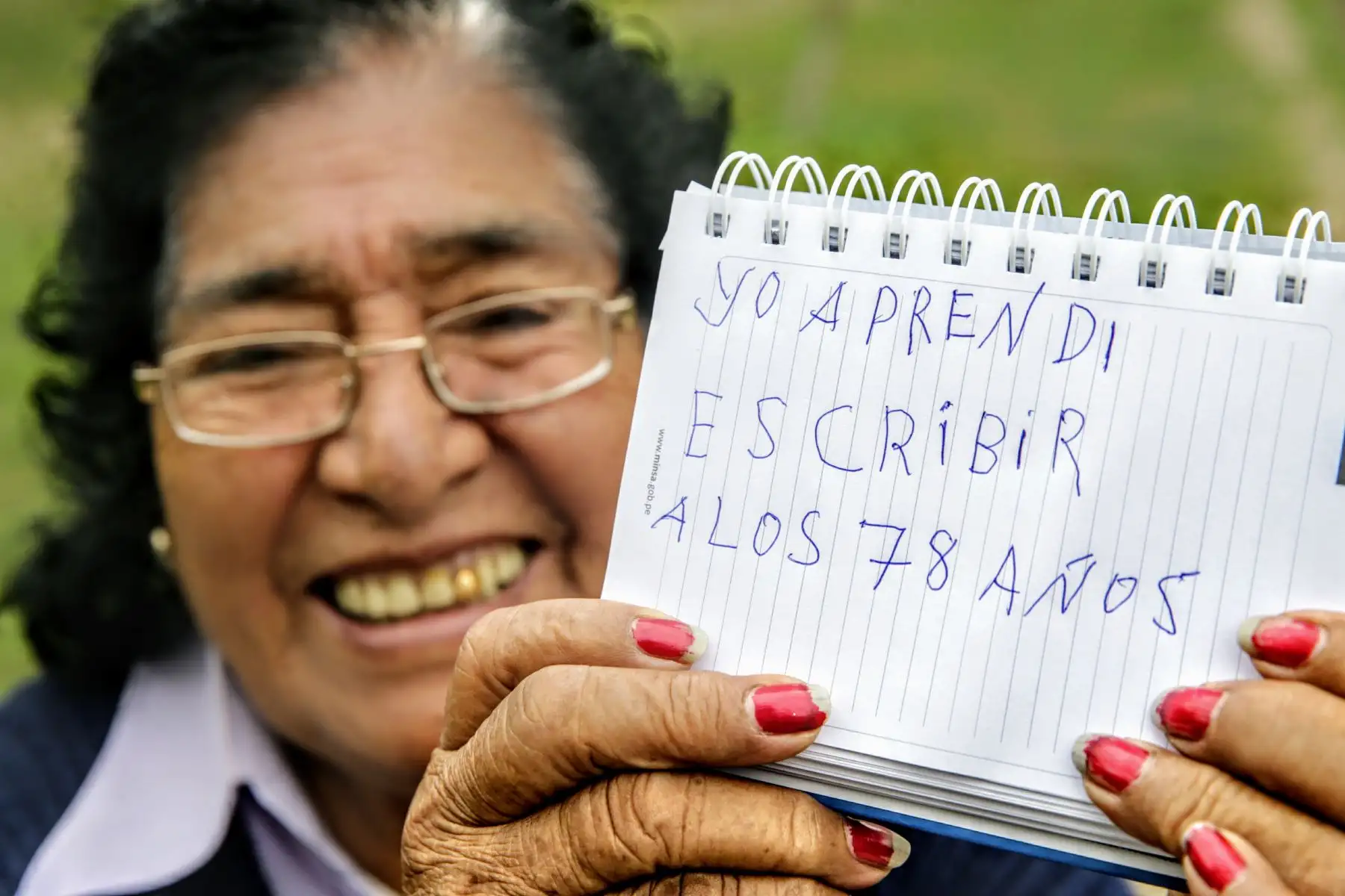 Orgullosa afirma que aprender a leer y escribir a su edad es todo un logro. Foto: ANDINA/Luis Iparraguirre