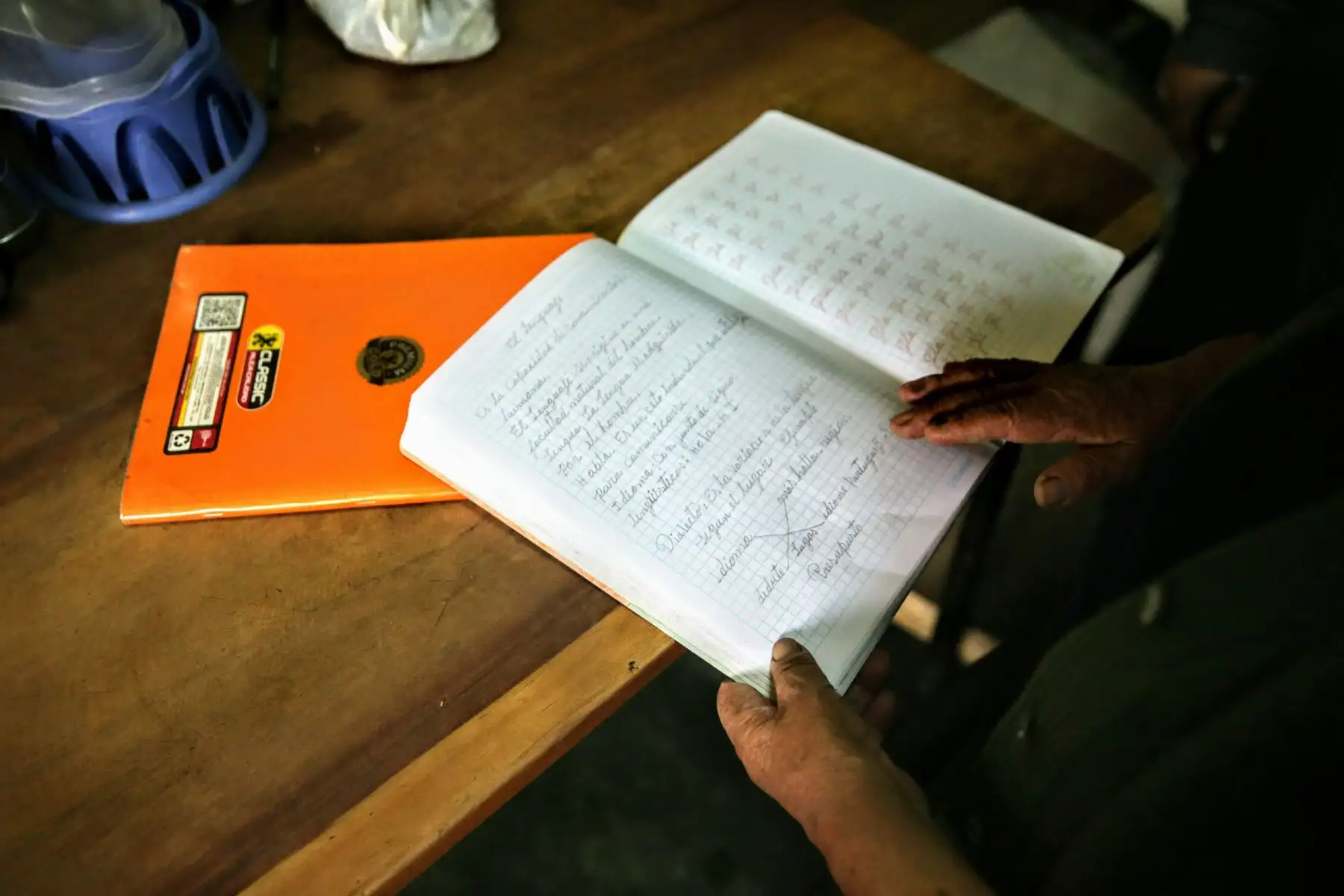 Orgullosa muestra su caligrafía. Foto: ANDINA/Luis Iparraguirre