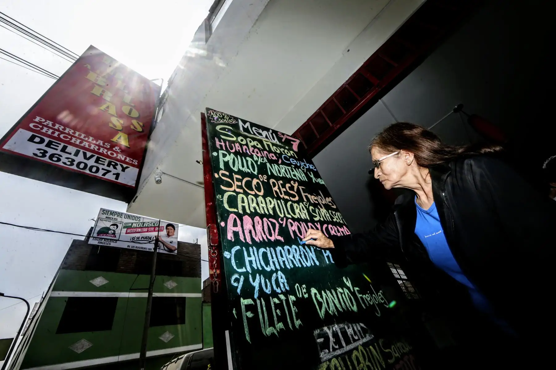Jovita Benites (65 años) fue la reina del salón y la más joven de su promoción. Foto: ANDINA/Luis Iparraguirre
