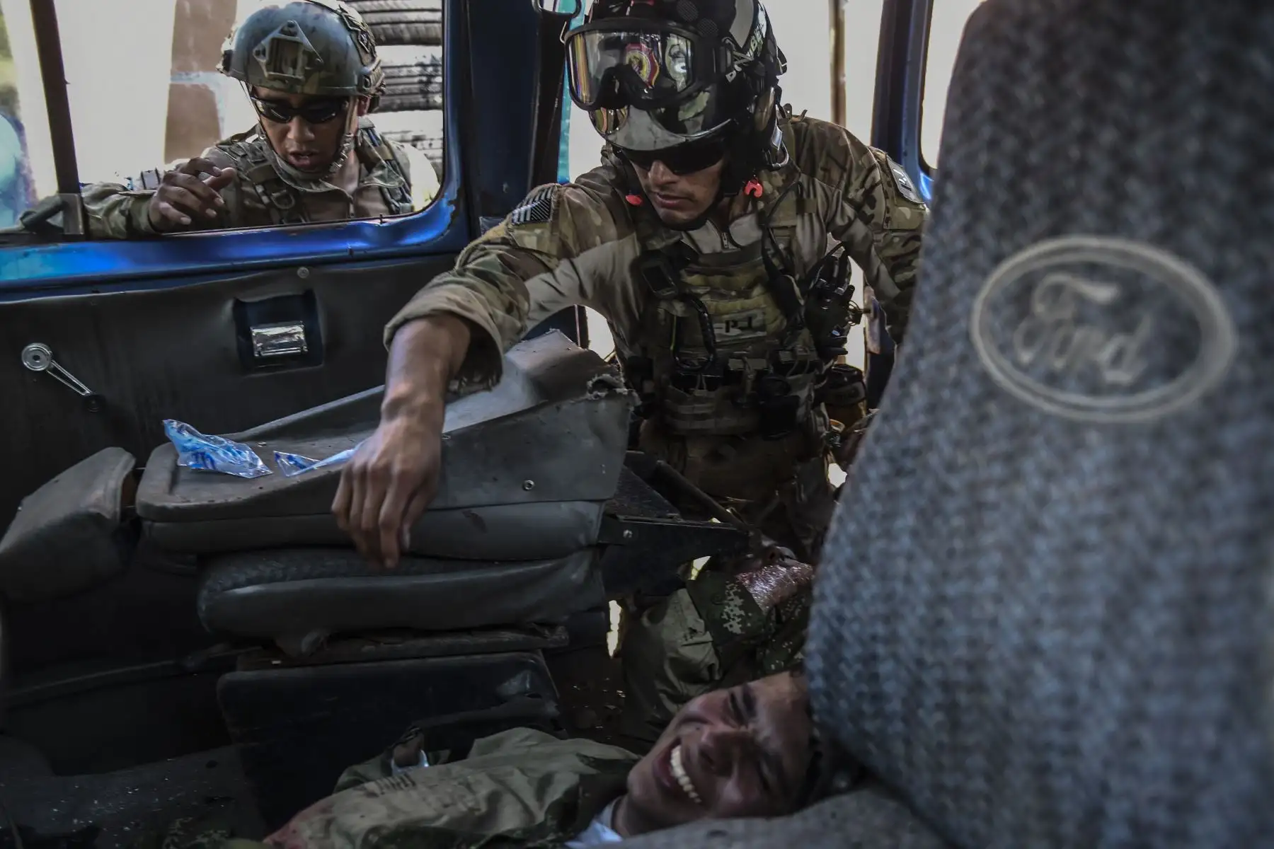 Tropas de la Fuerza Aérea de Perú y Estados Unidos participan en un ejercicio de simulación de terremotos realizado por tropas de la Fuerza Aérea de Colombia, República Dominicana, Perú, Brasil y Estados Unidos en la base de la Fuerza Aérea Palenquero en Puerto Salgar, departamento de Cundinamarca, Colombia. el 6 de septiembre de 2018.
Equipos de la Fuerza Aérea de 12 países participaron en los ejercicios "Ángel de los Andes", donde simularon varias operaciones de rescate en diferentes escenarios. / AFP