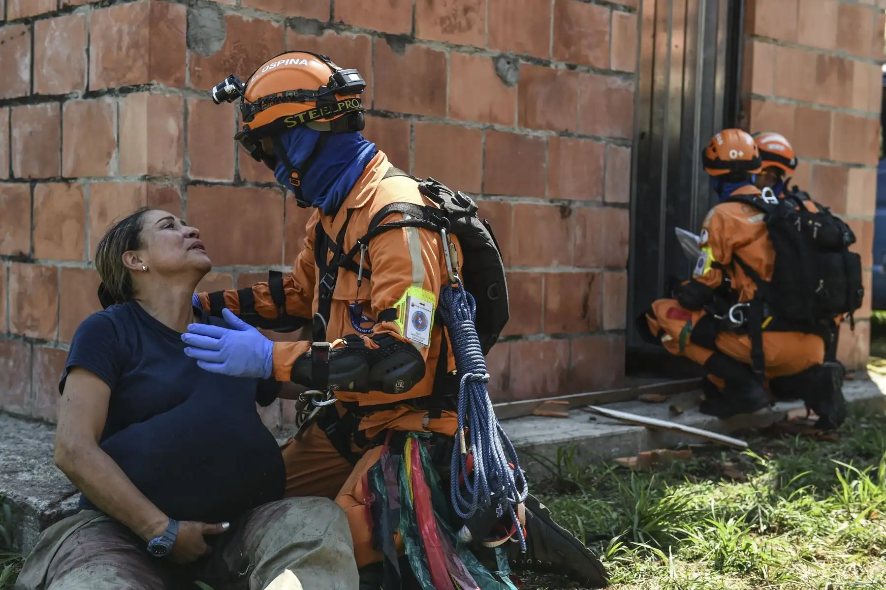 Un equipo de rescate colombiano participa en un simulacro de terremoto con tropas de la Fuerza Aérea de Colombia, República Dominicana, Perú, Brasil y Estados Unidos en la base de la Fuerza Aérea Palenquero en Puerto Salgar, departamento de Cundinamarca, Colombia, el 6 de septiembre de 2018.
Equipos de la Fuerza Aérea de 12 países participaron en los ejercicios "Ángel de los Andes", donde simularon varias operaciones de rescate en diferentes escenarios. / AFP