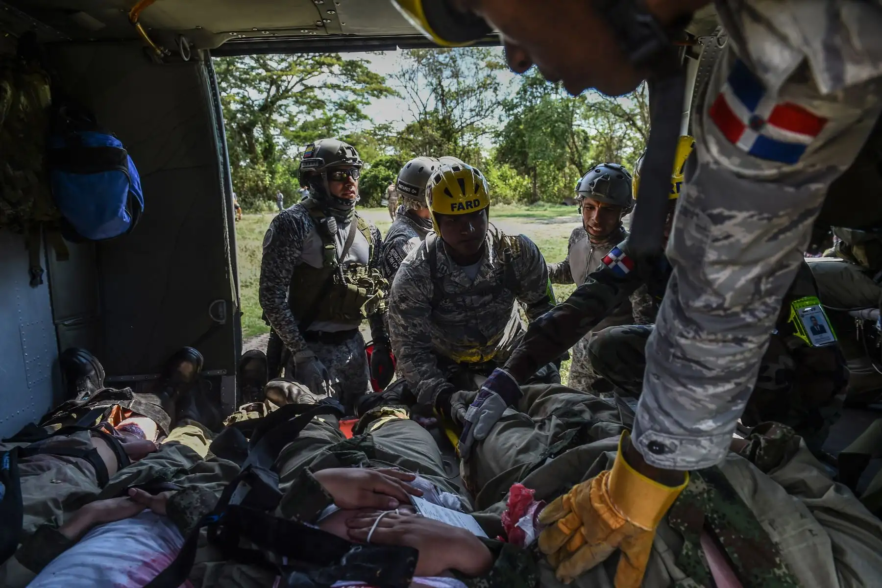 Las tropas de la Fuerza Aérea de la República Dominicana ayudan a estabilizar a las víctimas como parte de un ejercicio de simulación de terremotos realizado por las tropas de la Fuerza Aérea de Colombia, la República Dominicana, Perú, Brasil y los Estados Unidos en la base de la Fuerza Aérea Palenquero en Puerto Salgar, departamento de Cundinamarca, Colombia , el 6 de septiembre de 2018.
Equipos de la Fuerza Aérea de 12 países participaron en los ejercicios "Ángel de los Andes", donde simularon varias operaciones de rescate en diferentes escenarios. / AFP