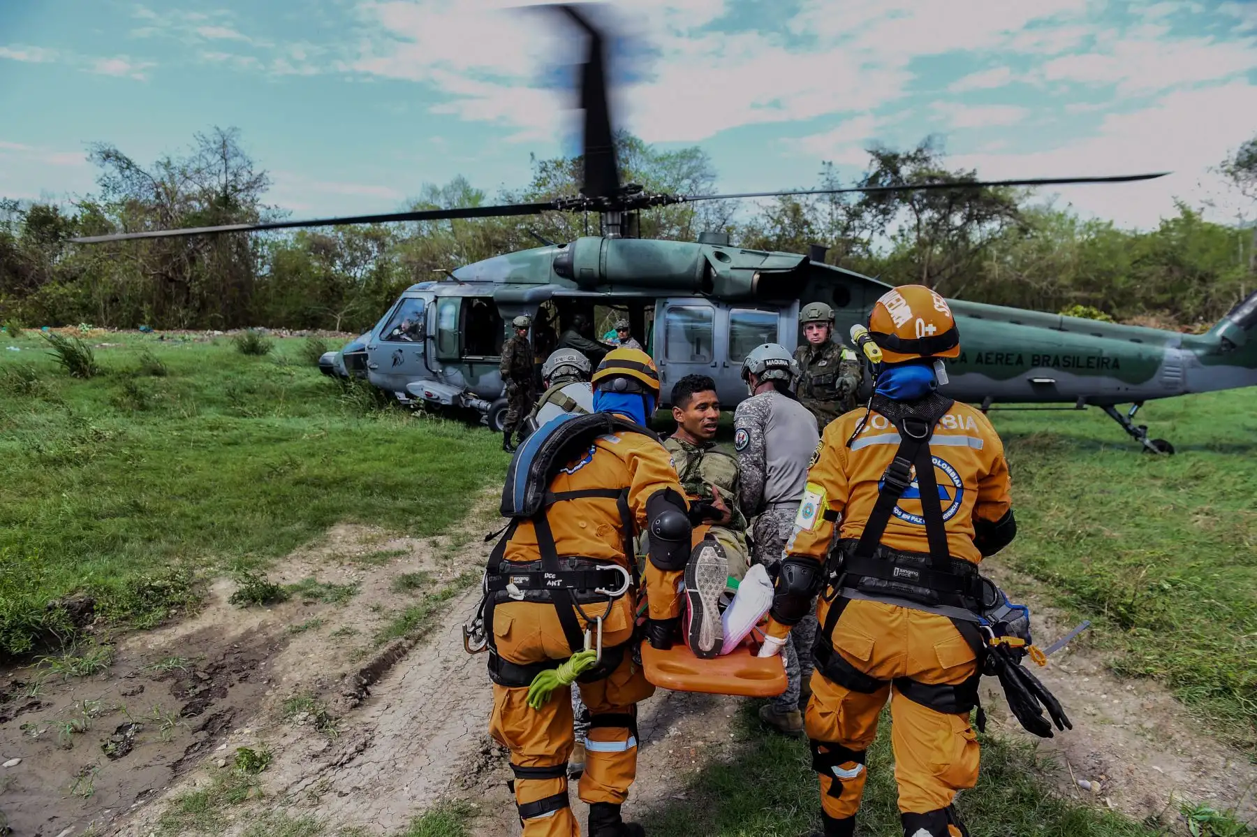 Un equipo de rescate colombiano evacua a una víctima en un helicóptero de la Fuerza Aérea Brasileña como parte de un simulacro de terremoto realizado por tropas de la Fuerza Aérea de Colombia, República Dominicana, Perú, Brasil y Estados Unidos en la base de la Fuerza Aérea Palenquero en Puerto Salgar, Cundinamarca Departamento, Colombia, el 6 de septiembre de 2018.
Equipos de la Fuerza Aérea de 12 países participaron en los ejercicios "Ángel de los Andes", donde simularon varias operaciones de rescate en diferentes escenarios. / AFP
