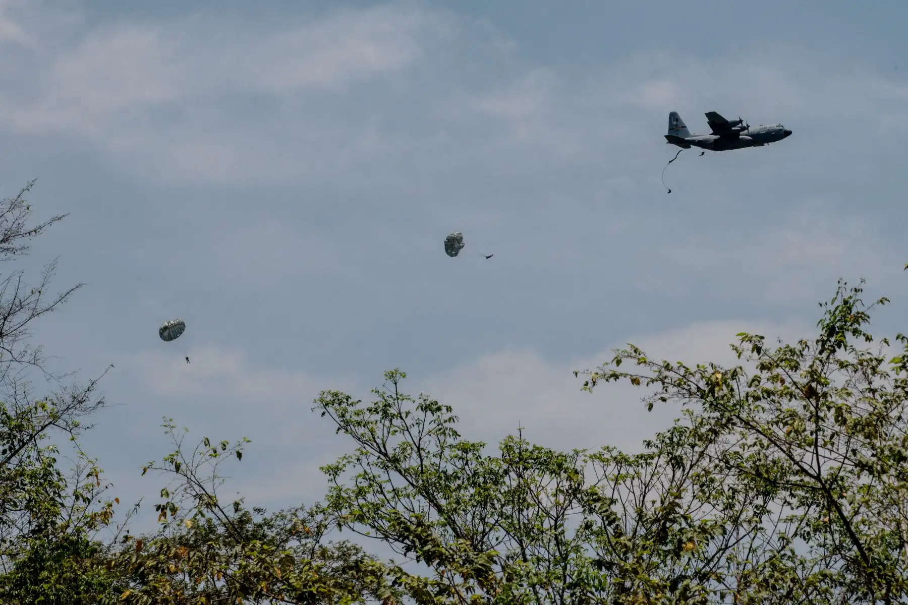 Un avión de la Fuerza Aérea de los EE. UU. Lanza paracaídas como parte de un simulacro de terremoto en poder de las tropas de la Fuerza Aérea de Colombia, República Dominicana, Perú, Brasil y Estados Unidos en la base de la Fuerza Aérea Palenquero en Puerto Salgar, departamento de Cundinamarca, Colombia, en 6 de septiembre de 2018.
Equipos de la Fuerza Aérea de 12 países participaron en los ejercicios "Ángel de los Andes", donde simularon varias operaciones de rescate en diferentes escenarios. / AFP