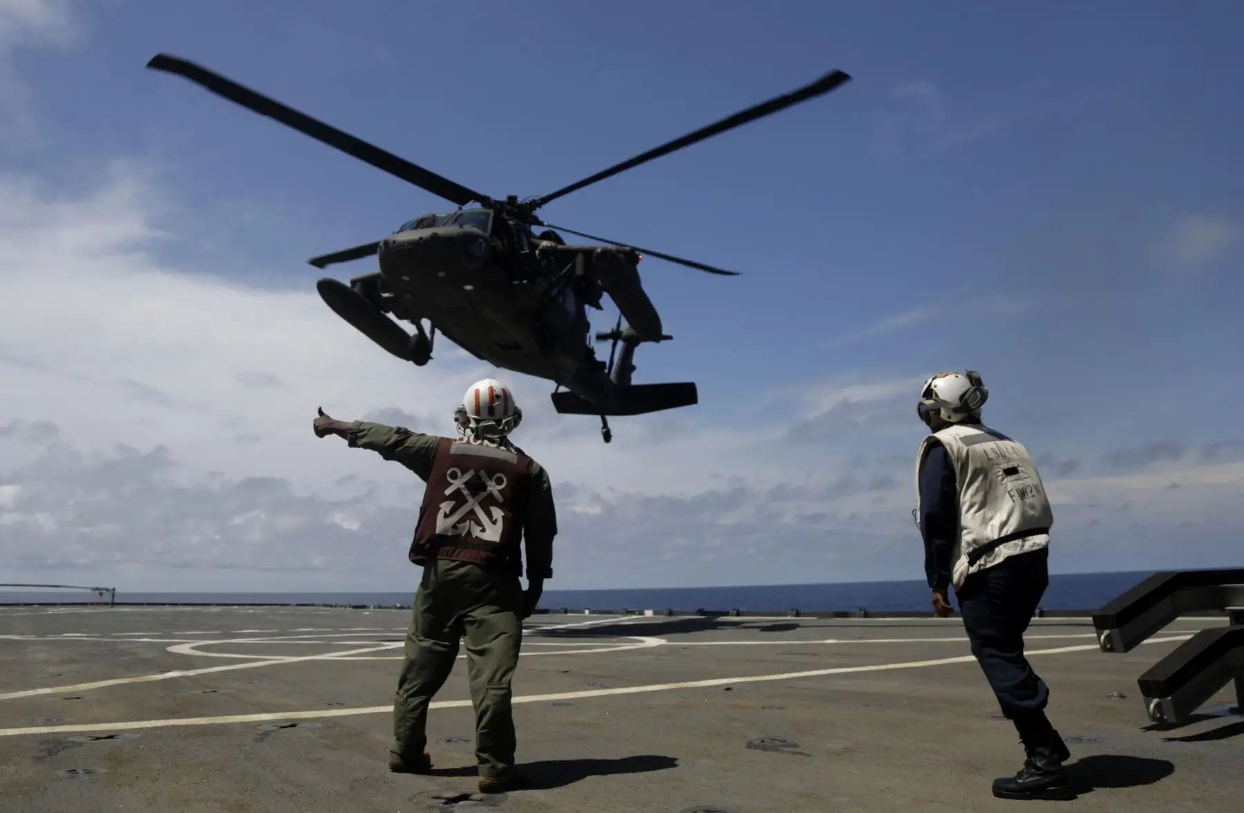Un helicóptero del ejército de los Estados Unidos aterriza en el buque estadounidense USS Gunston Hall que navega en aguas colombianas hoy, jueves 6 de septiembre de 2018, durante la operación Unitas Lix 2018 que se desarrolla en el mar caribe de Colombia. En la operación Unitas Lix 2018 participan más de 1.800 unidades de armadas de Argentina, Brasil, Canada, Colombia, Costa Rica, Ecuador, Estados Unidos, Honduras, México, Panam·, Per˙, Reino Unido y República Dominicana, 17 buques de guerra, helicópteros y aviones K-FIR y A-37 de la fuerza aérea colombiana. EFE