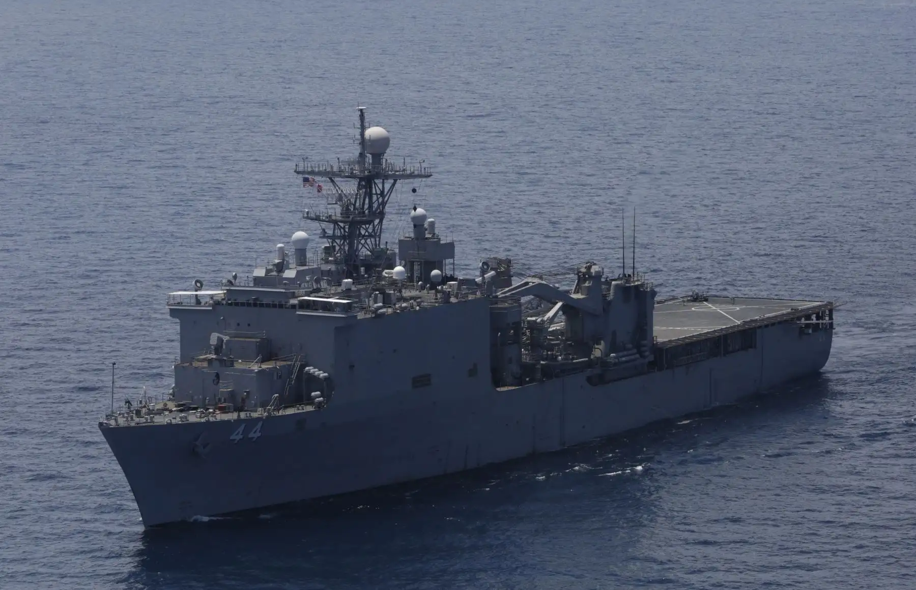 El buque estadounidense USS Gunston Hall navega en aguas colombianas hoy, jueves 6 de septiembre de 2018, durante la operación Unitas Lix 2018 que se desarrolla en el mar caribe de Colombia. En la operación Unitas Lix 2018 participan más de 1.800 unidades de armadas de Argentina, Brasil, Canada, Colombia, Costa Rica, Ecuador, Estados Unidos, Honduras, México, Panam·, Perú, Reino Unido y República Dominicana, 17 buques de guerra, helicópteros y aviones K-FIR y A-37 de la fuerza aérea colombiana. EFE