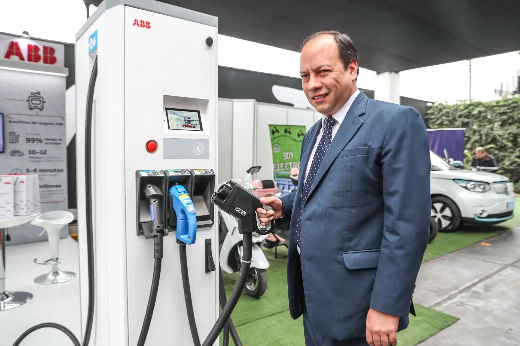 Viceministro de Electricidad, Raúl García, indicó que el sector viene trabajando un proyecto de ley integral para promocionar los vehículos eléctricos. Foto: ANDINA/Minem