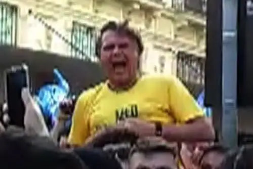 Captura de video que muestra al candidato Jair Bolsonaro tras ser apuñalado Foto: AFP