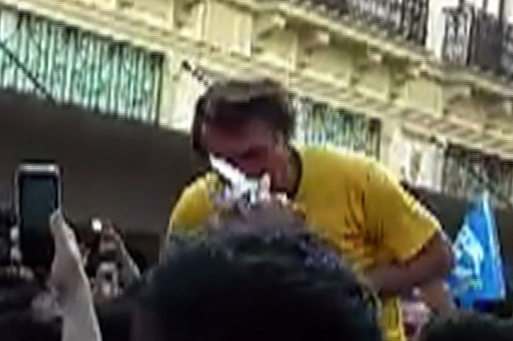Captura de video que muestra al candidato Jair Bolsonaro tras ser apuñalado Foto: AFP