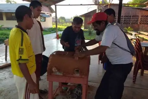 Internos del Centro Juvenil de Diagnóstico y Rehabilitación de Pucallpa, capital de la región Ucayali, están aprendiendo a producir cocinas artesanales de barro para tener mayores posibilidades de reinsertarse económicamente en la sociedad, gracias a la capacitación que reciben de los adultos mayores usuarias del Programa Nacional de Asistencia Solidaria Pensión 65.