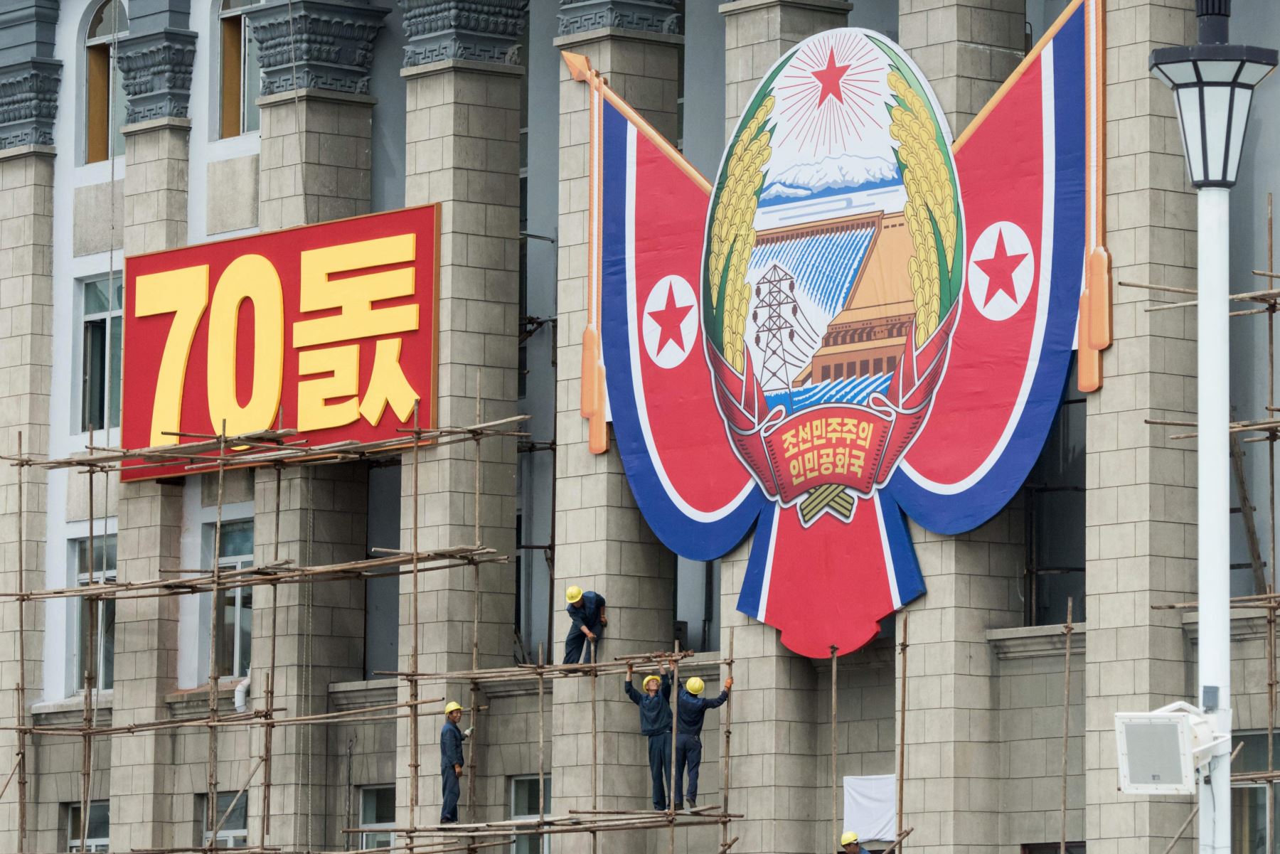 Los trabajadores colocan decoraciones en la plaza Kim Il Sung en Pyongyang Foto: AFP