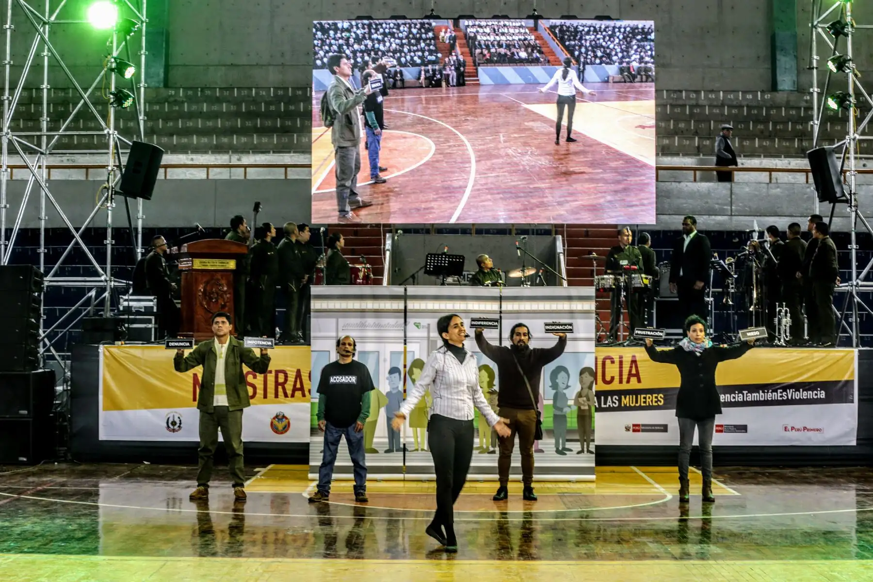 Ministros de Defensa, José Huerta y de la Mujer, Ana María Mendieta, encabezan jornada de sensibilización contra la violencia hacia la mujer. Foto: ANDINA/Luis Iparraguirre