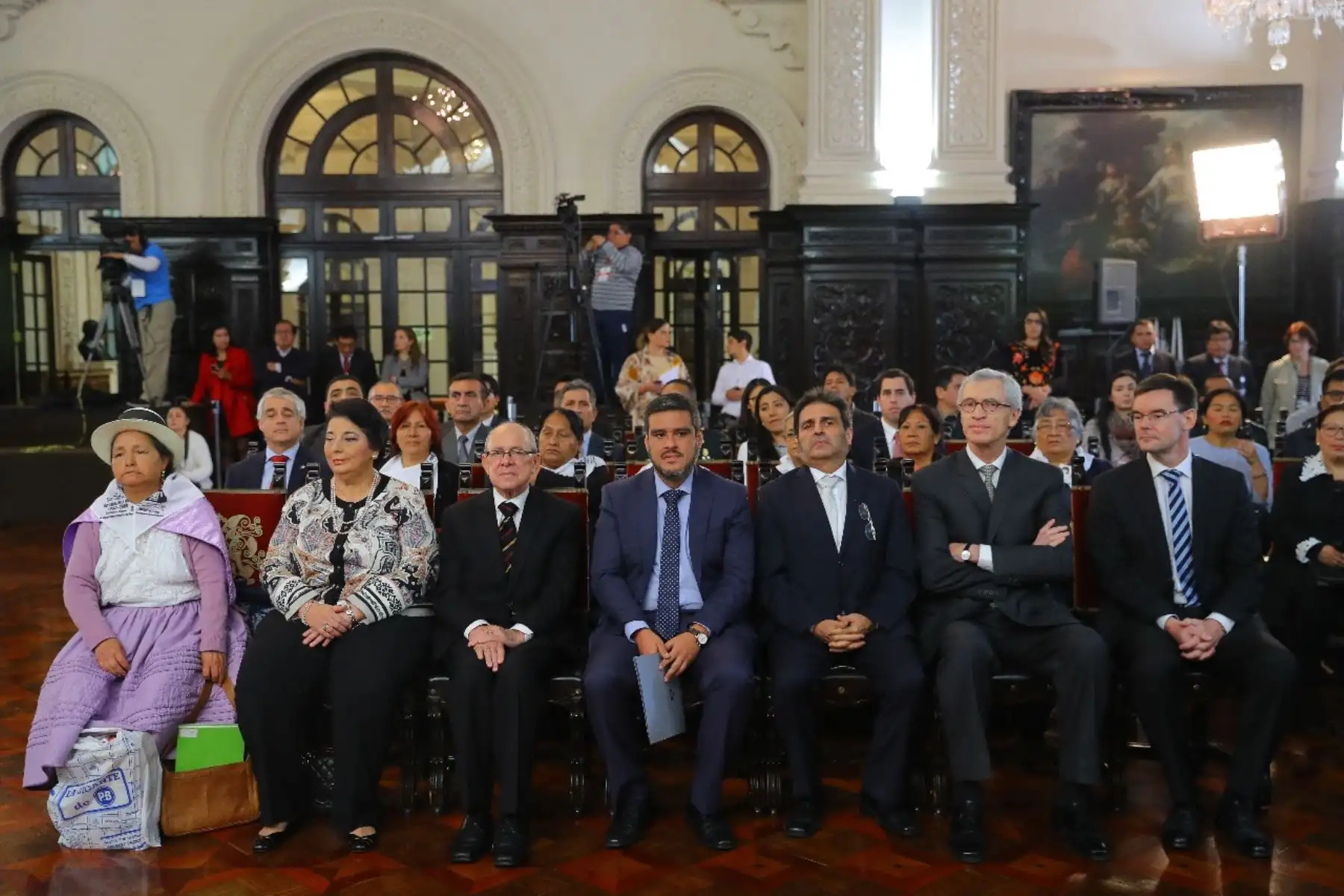 El presidente de la República, Martín Vizcarra, promulgó hoy el decreto legislativo que crea el Banco de Datos Genéticos, herramienta que permitirá la identificación de las personas desaparecidas en el periodo de violencia política registrada en el país entre 1980 y el año 2000. Foto: ANDINA/Prensa Presidencia