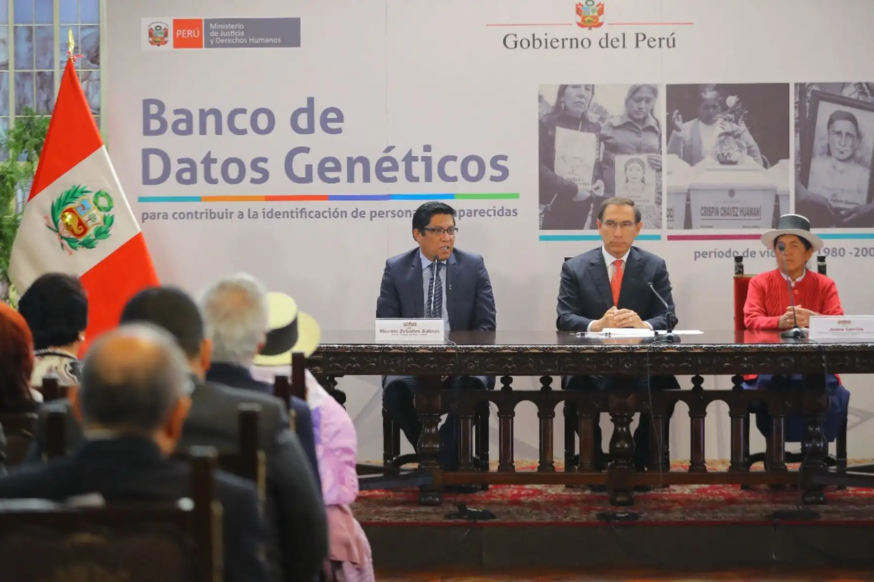El presidente de la República, Martín Vizcarra, promulgó hoy el decreto legislativo que crea el Banco de Datos Genéticos, herramienta que permitirá la identificación de las personas desaparecidas en el periodo de violencia política registrada en el país entre 1980 y el año 2000. Foto: ANDINA/Prensa Presidencia
