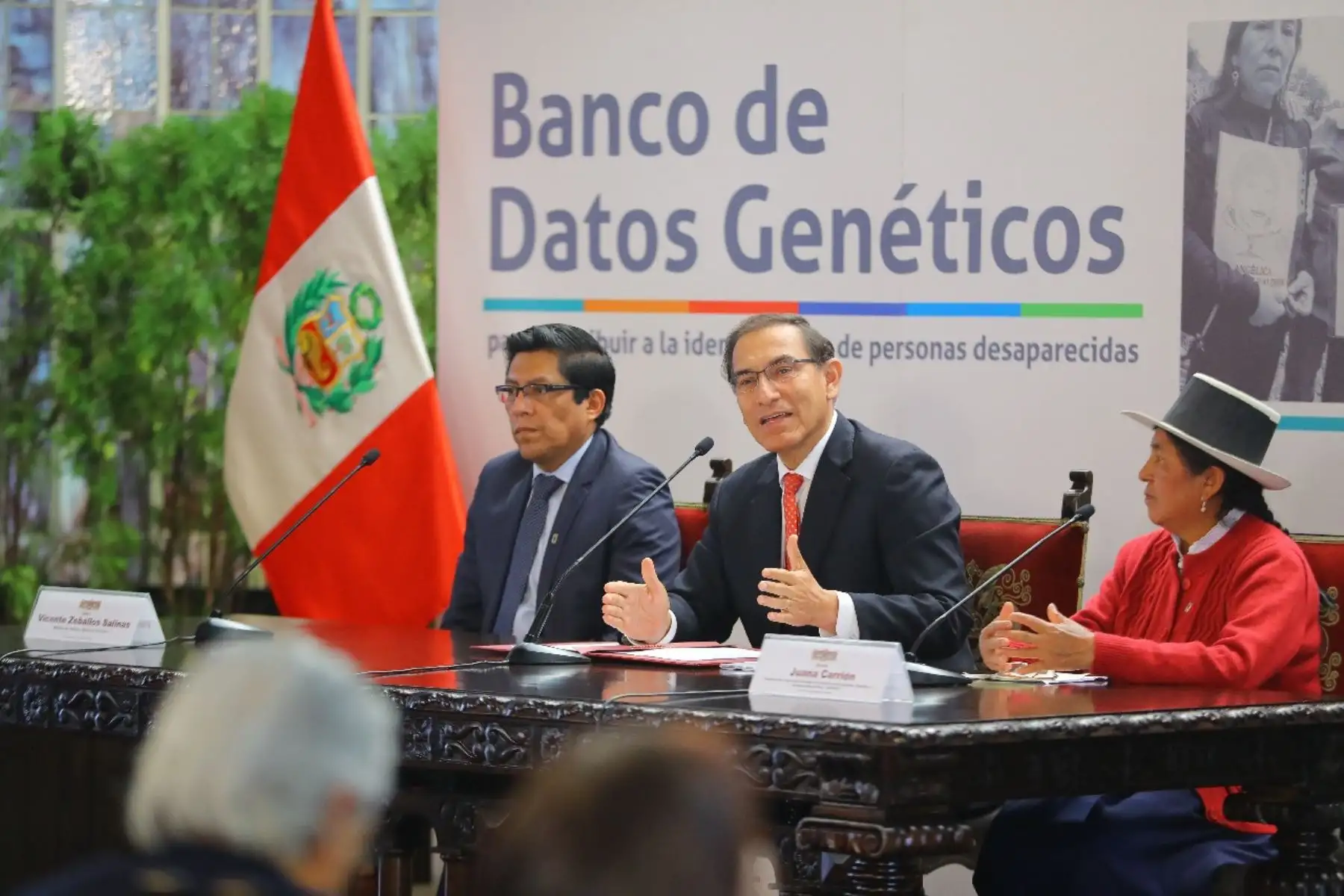 El presidente de la República, Martín Vizcarra, promulgó hoy el decreto legislativo que crea el Banco de Datos Genéticos, herramienta que permitirá la identificación de las personas desaparecidas en el periodo de violencia política registrada en el país entre 1980 y el año 2000. Foto: ANDINA/Prensa Presidencia